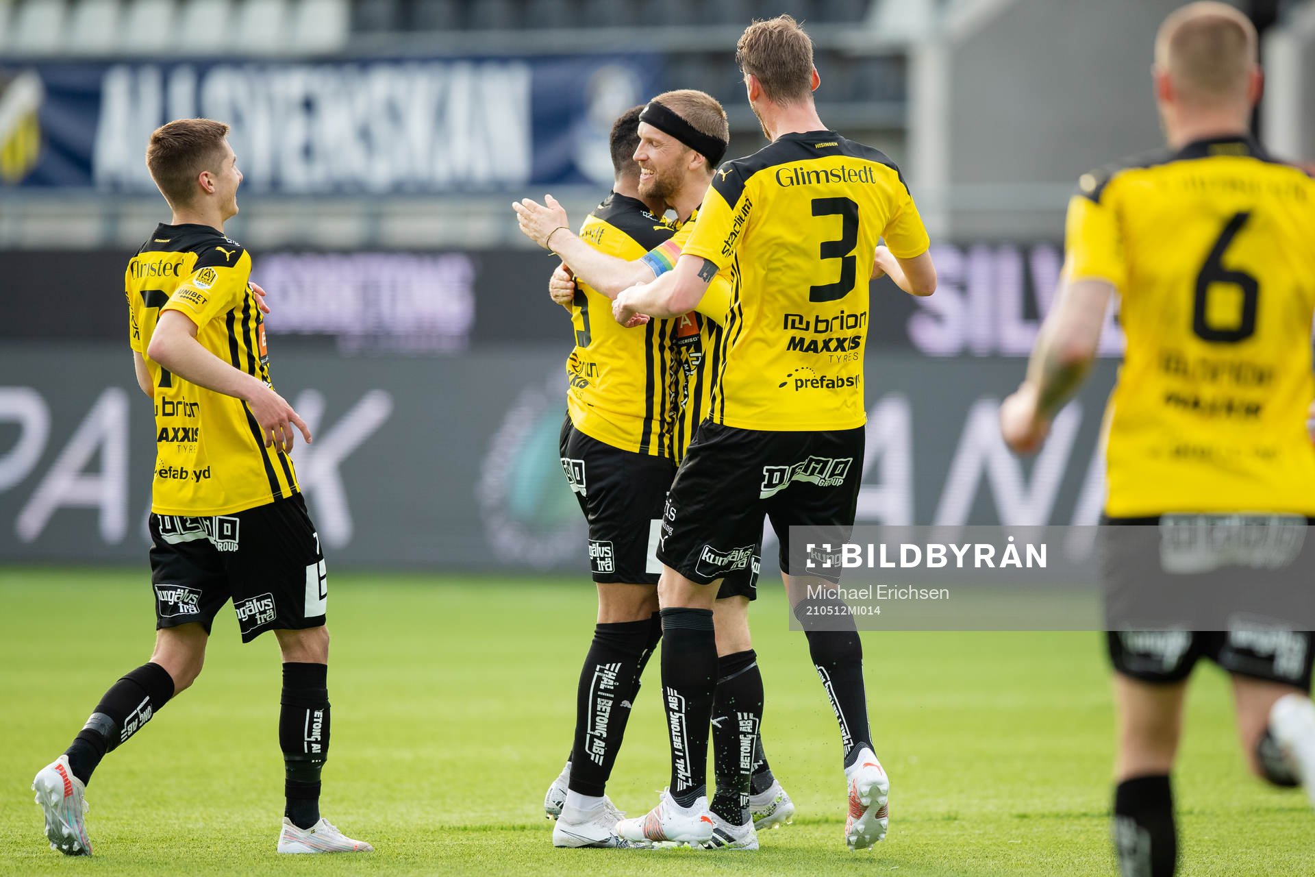 Häckens Rasmus Lindgren jublar med lagkamrater