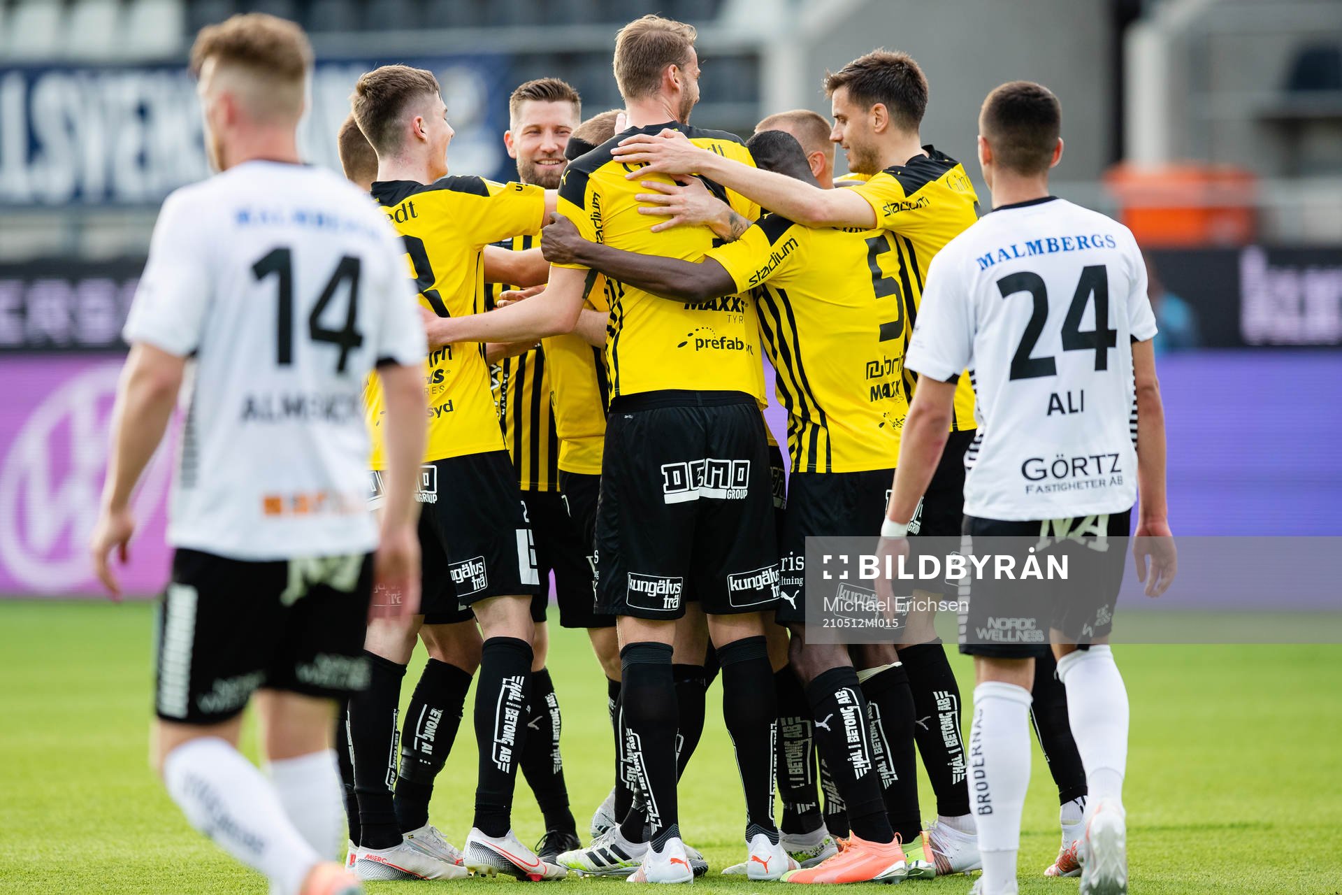 Häckens Rasmus Lindgren jublar med lagkamrater