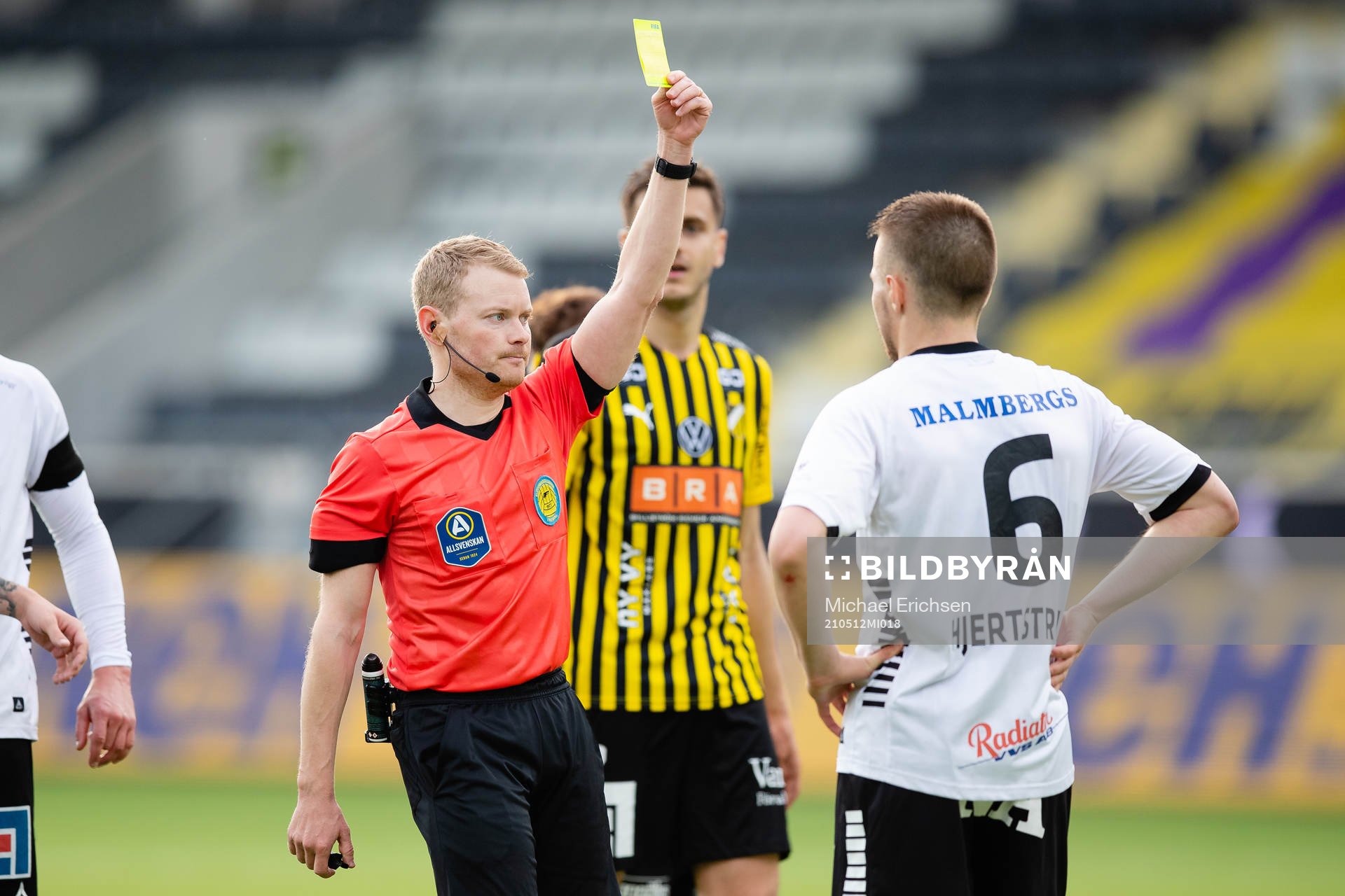 Domare Fredrik Klitte ger Örebros Benjamin Hjertstrand en