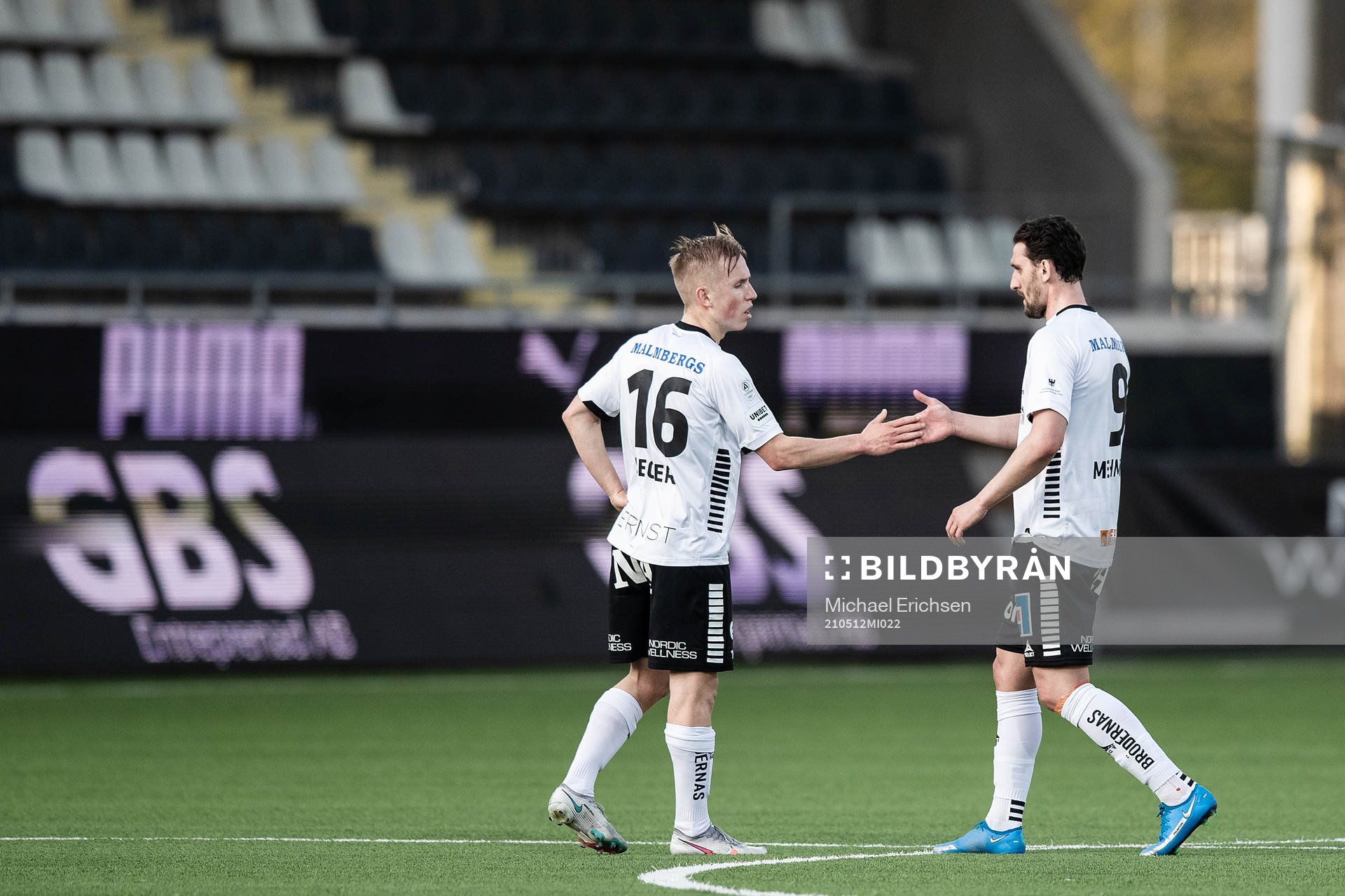 Örebros Agon Mehmeti och David Seger jublar
