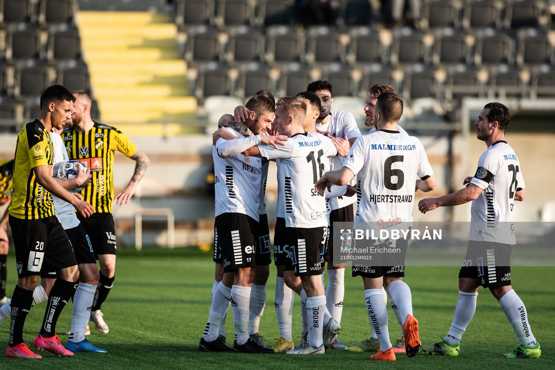Örebros Johan Mårtensson jublar