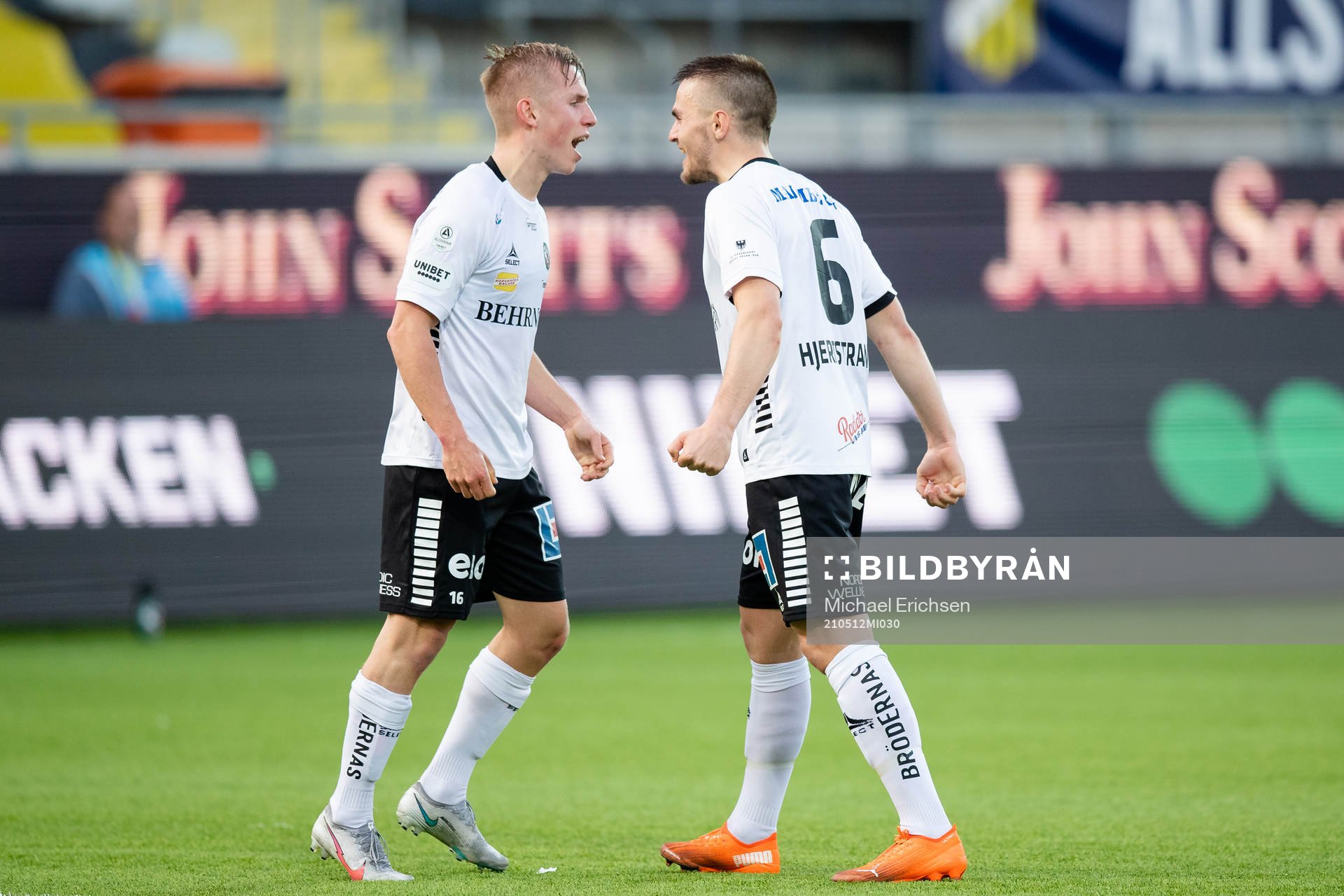 Örebros David Seger och Benjamin Hjertstrand jublar efter fotbollsmatchen i Allsvenskan mellan Häcken och Örebro den 12 maj 2021 i Göteborg.