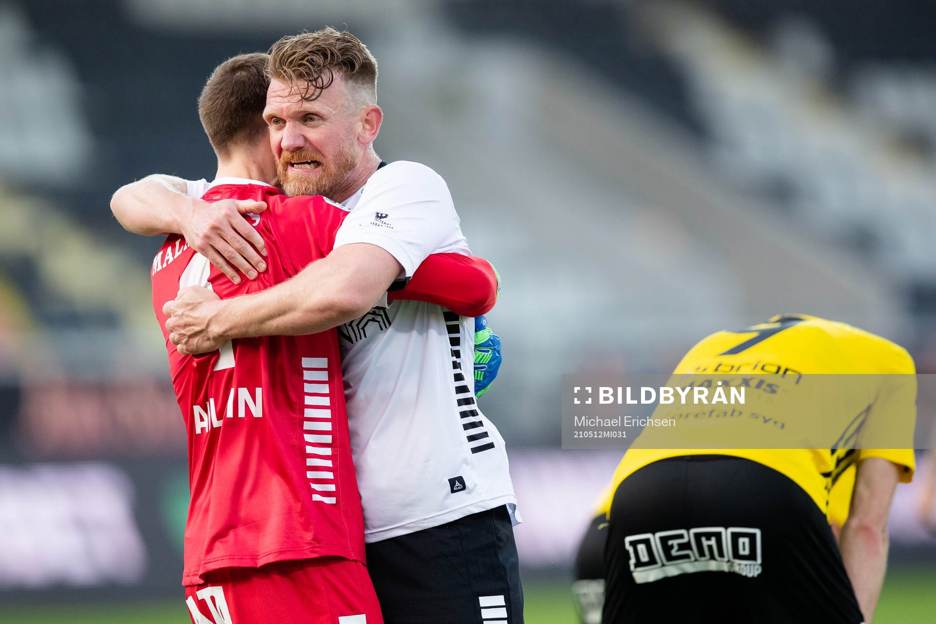 Örebros målvakt Bobby Allain och Michael Almebäck jublar
