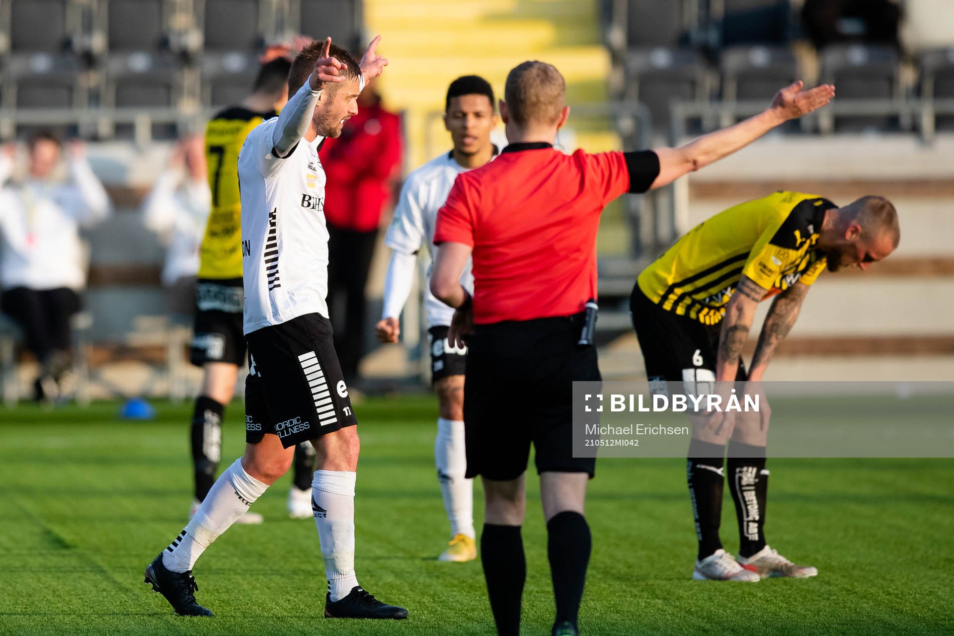 Örebros Johan Mårtensson jublar efter 2-2 under fotbollsmatchen i Allsvenskan mellan Häcken och Örebro den 12 maj 2021 i Göteborg. 
