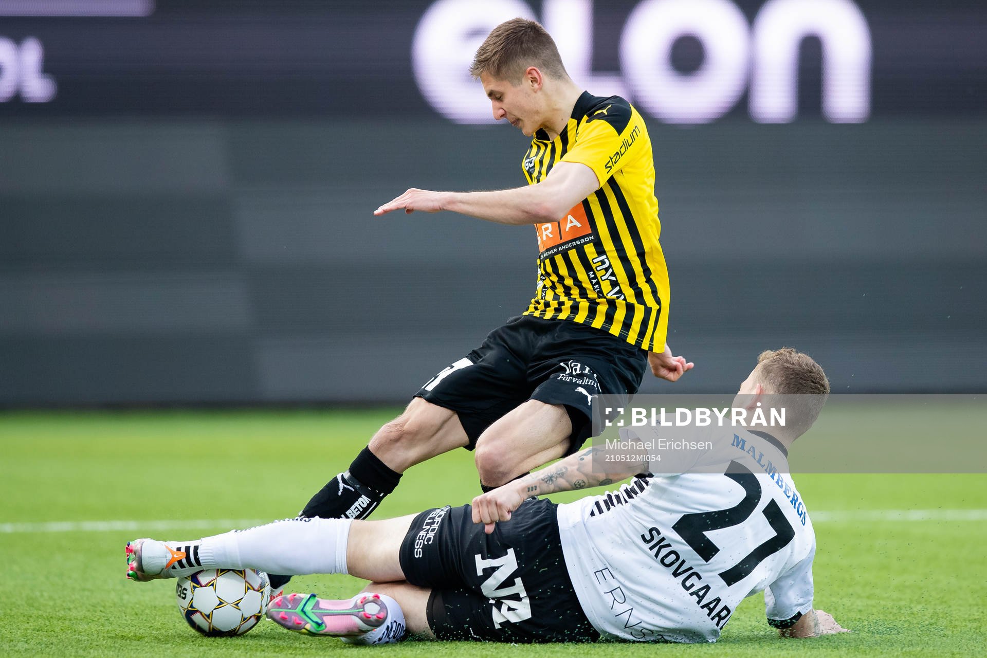 Häckens Leo Bengtsson skjuter ett skott som Örebros