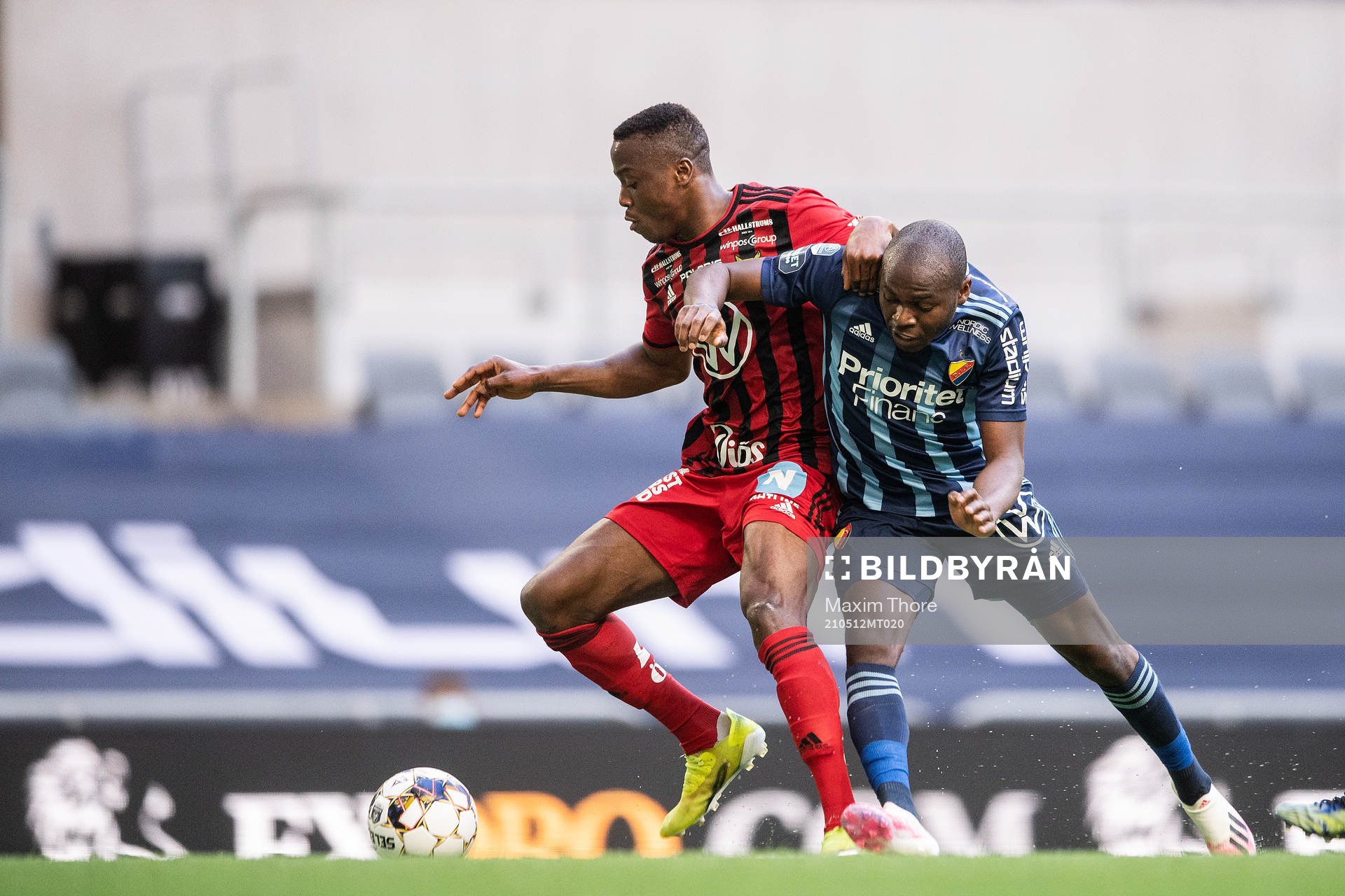 Östersunds Patrick Kpozo och Djurgårdens Edward Chilufya