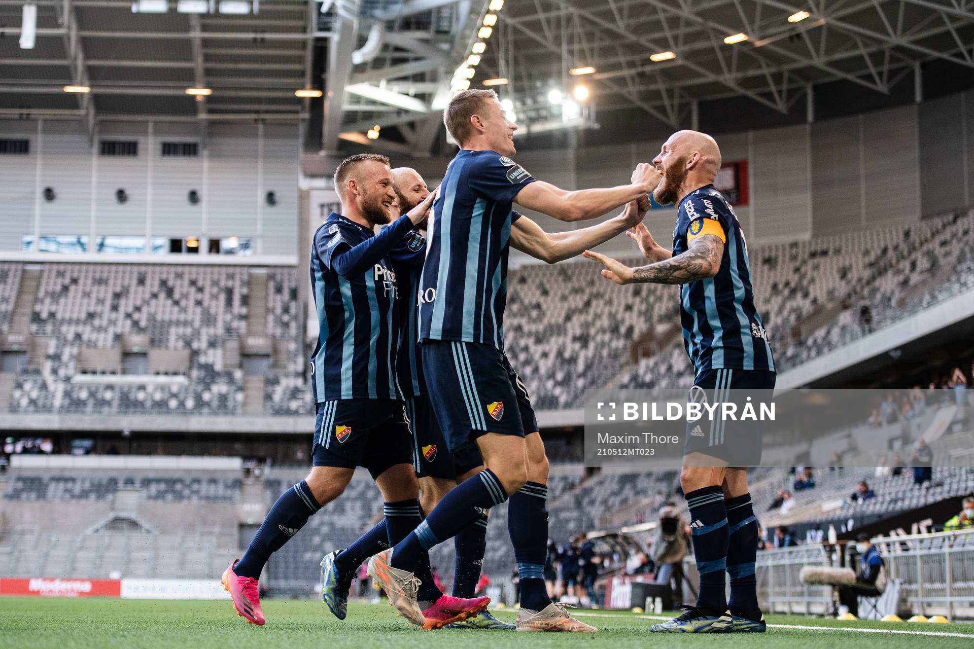 Djurgårdens Jesper Löfgren och Magnus Eriksson jublar