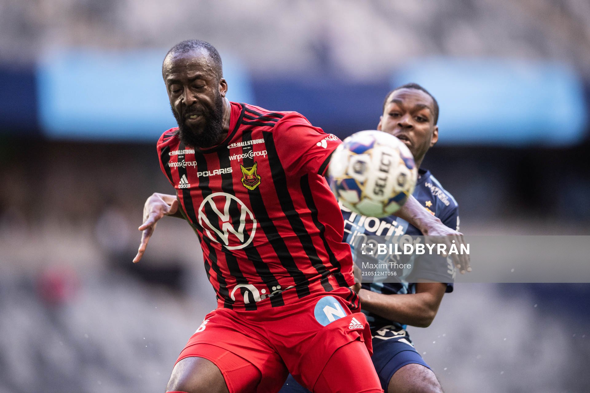 Östersunds Ronald Mukiibi och Djurgårdens Joel Asoro