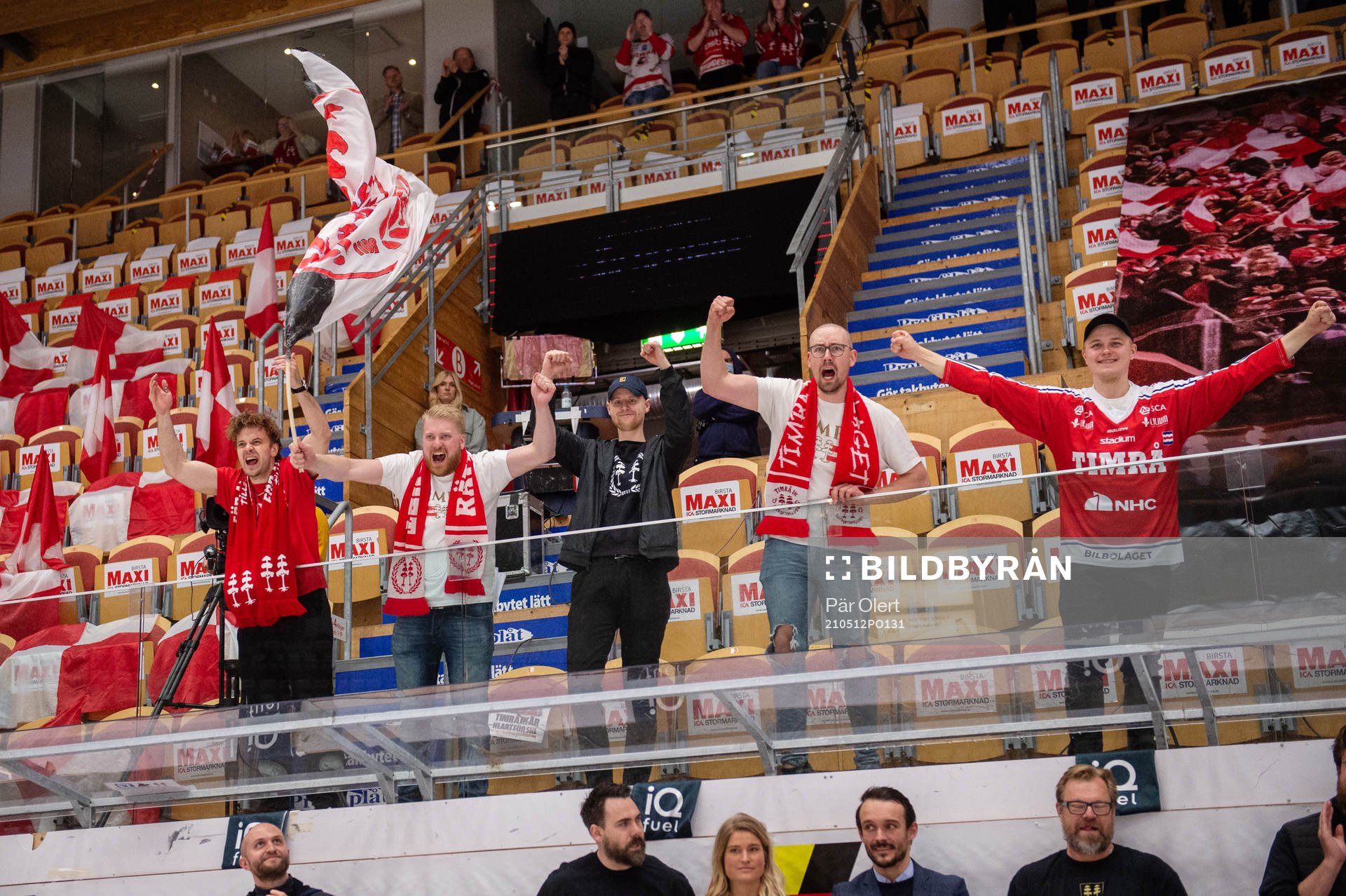 Timrås supportrar jublar