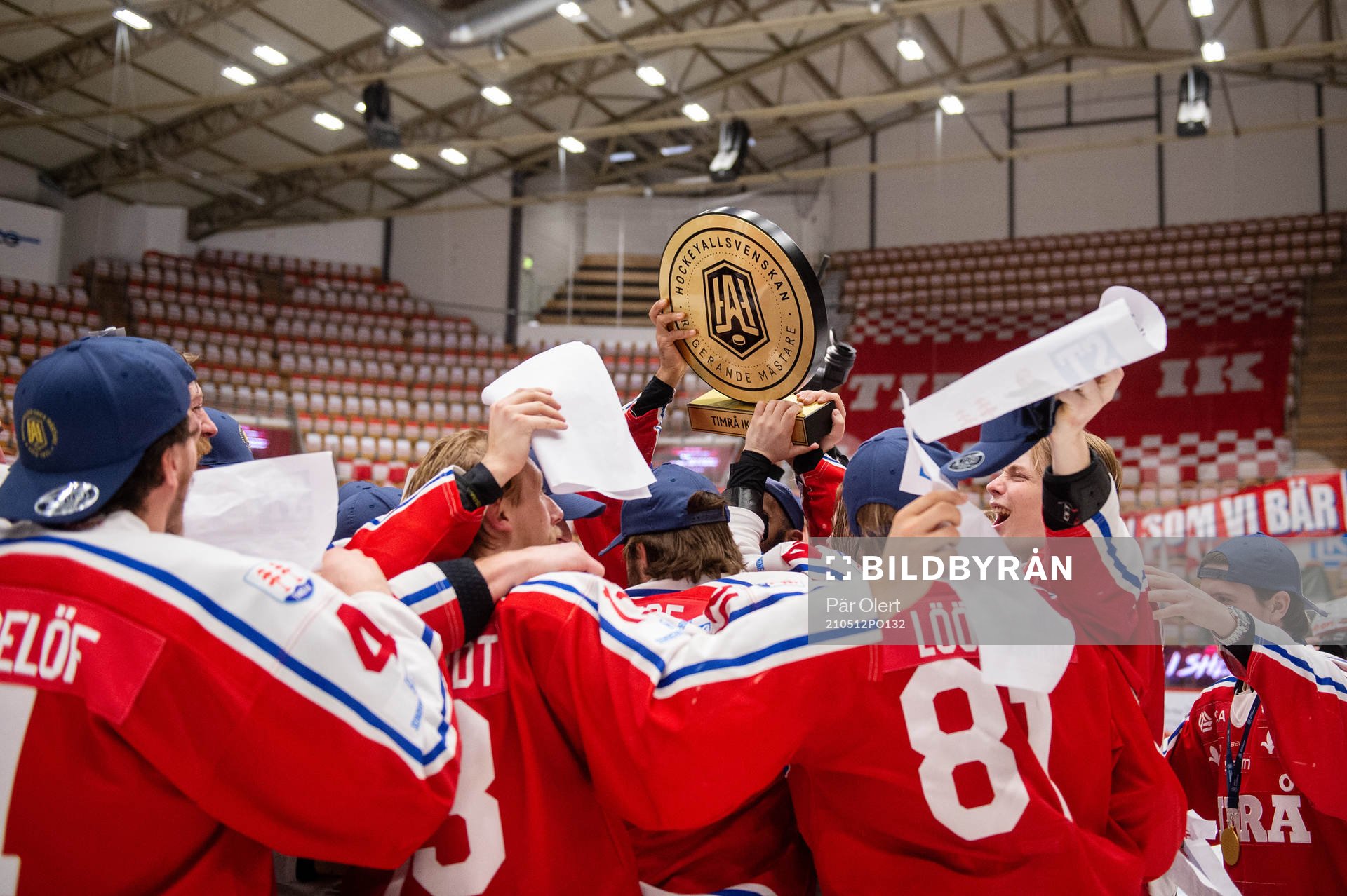 Timrås spelare jublar med pokalen