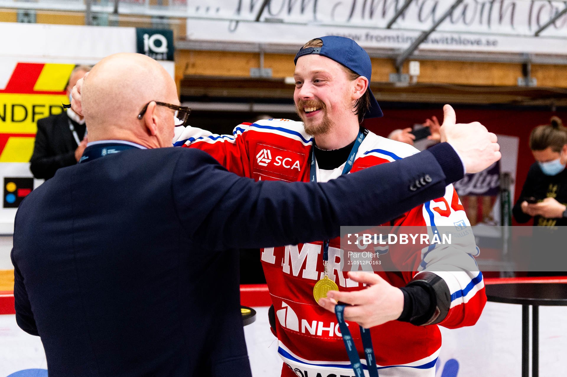 Timrås Jonathan Dahlén jublar med tränaren Fredrik
