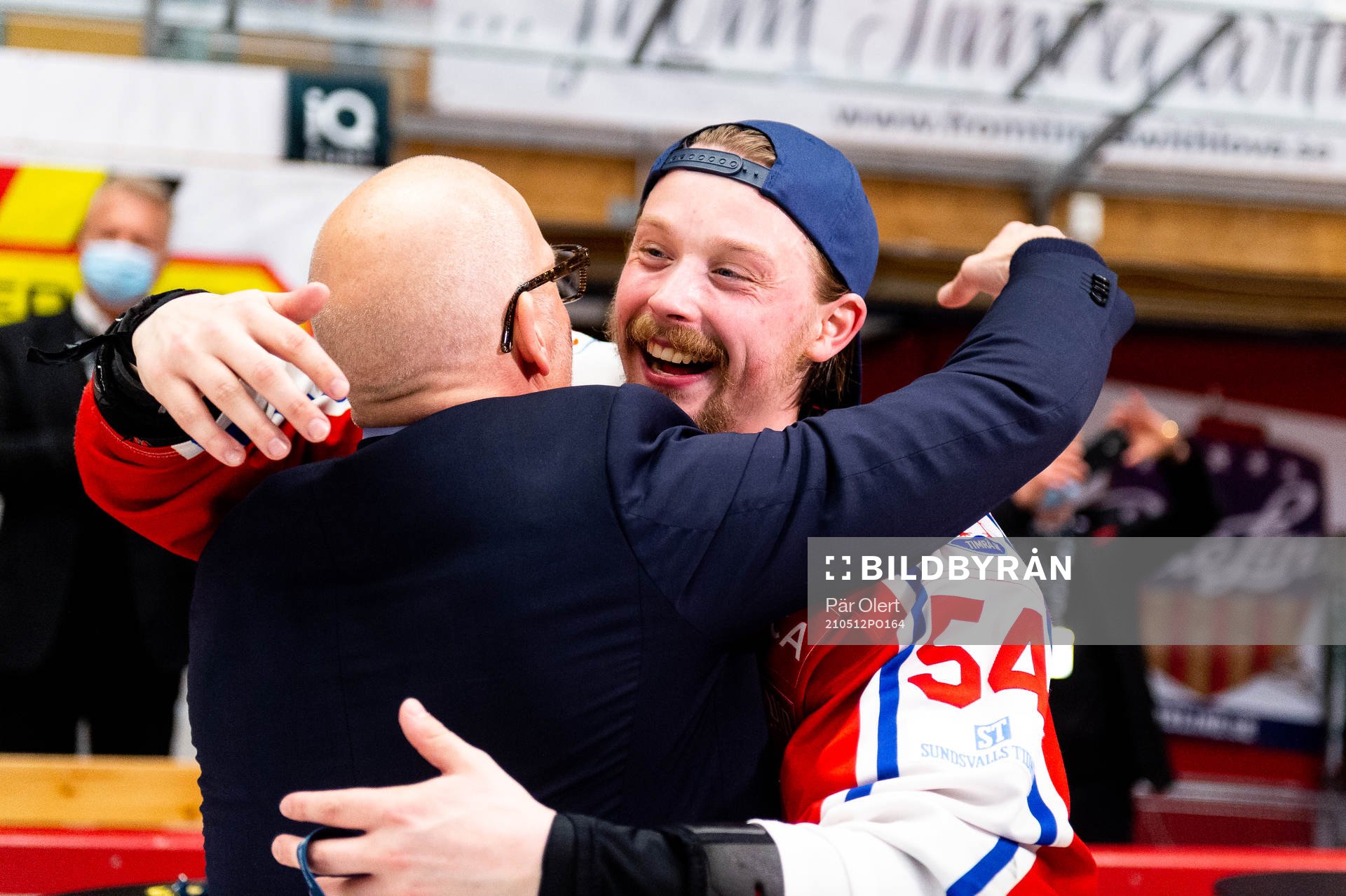 Timrås Jonathan Dahlén jublar med tränaren Fredrik