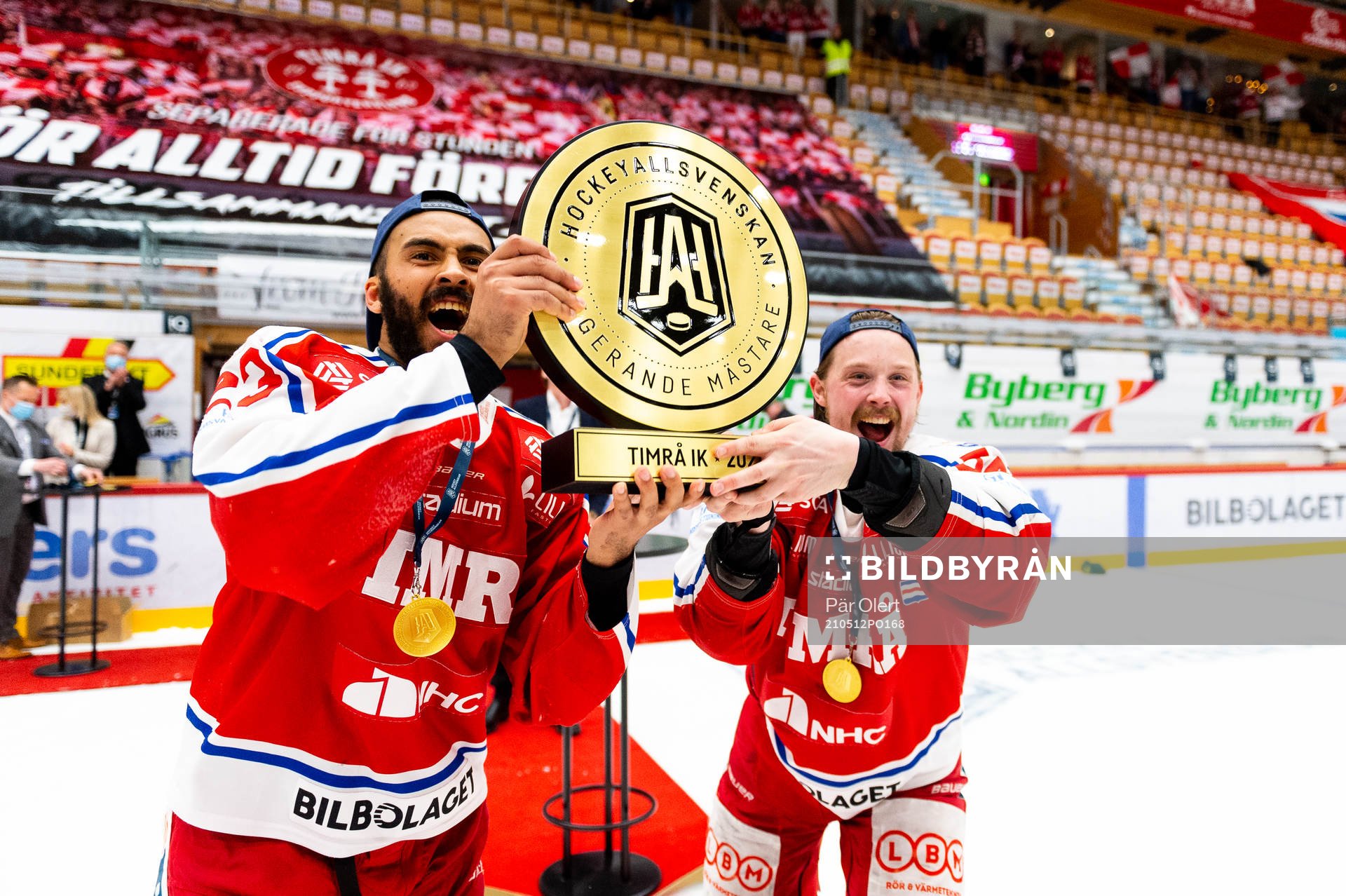 Timrås Jeremy Boyce-Rotevall och Jonathan Dahlén jublar