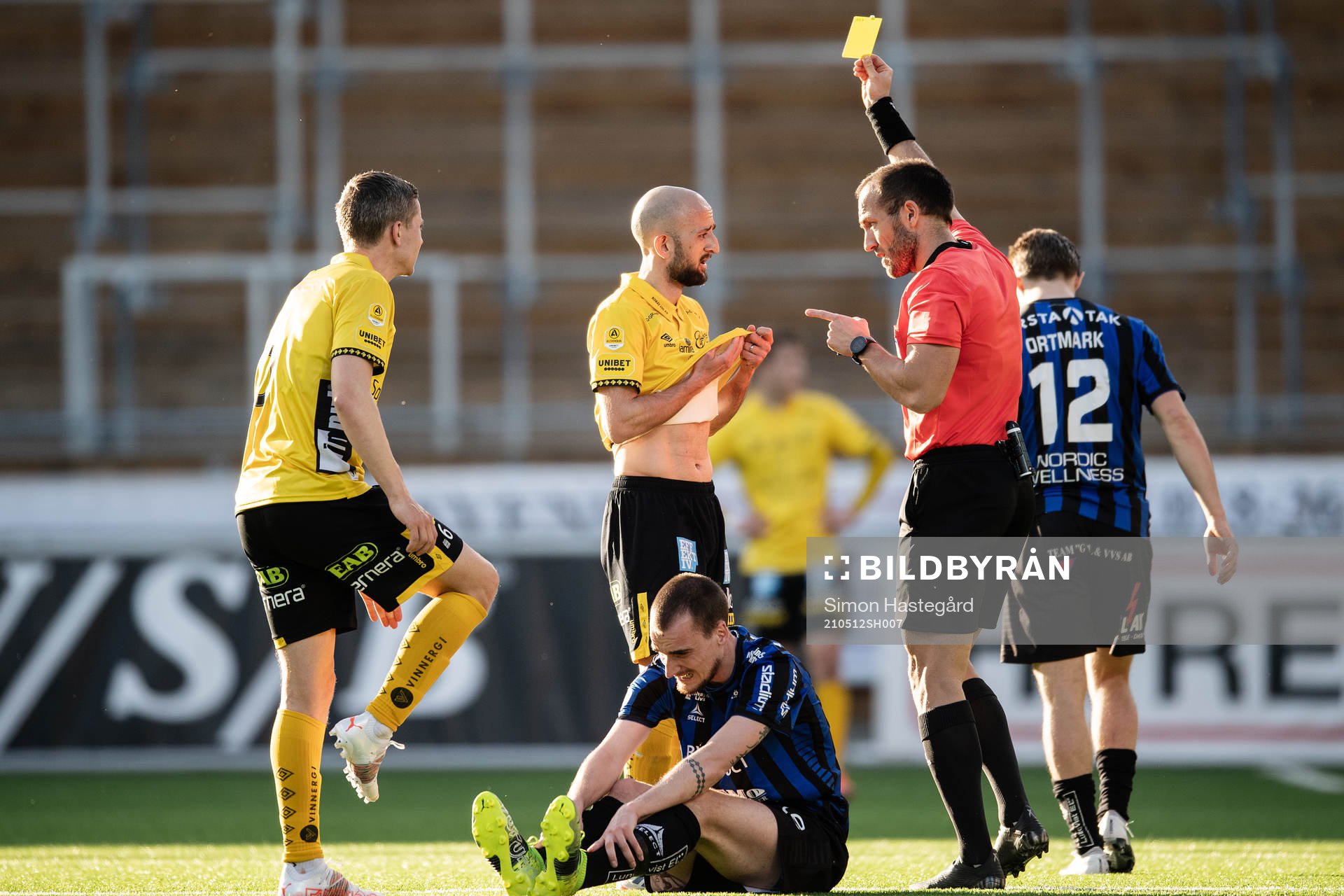 Elfsborgs Robert Gojani tilldelas ett gult kort