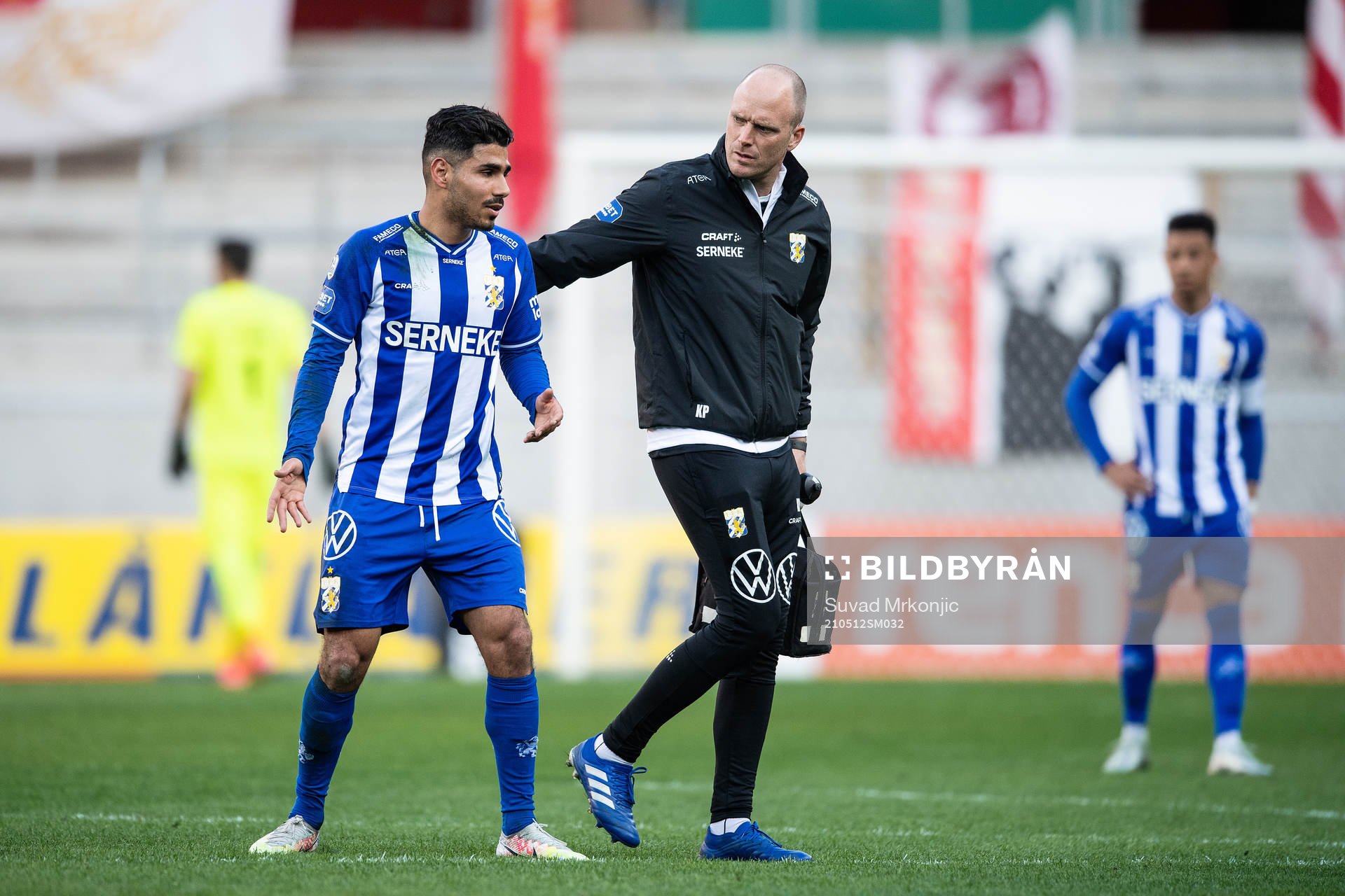 IFK Göteborgs Hosam Aiesh lämnar planen skadad
