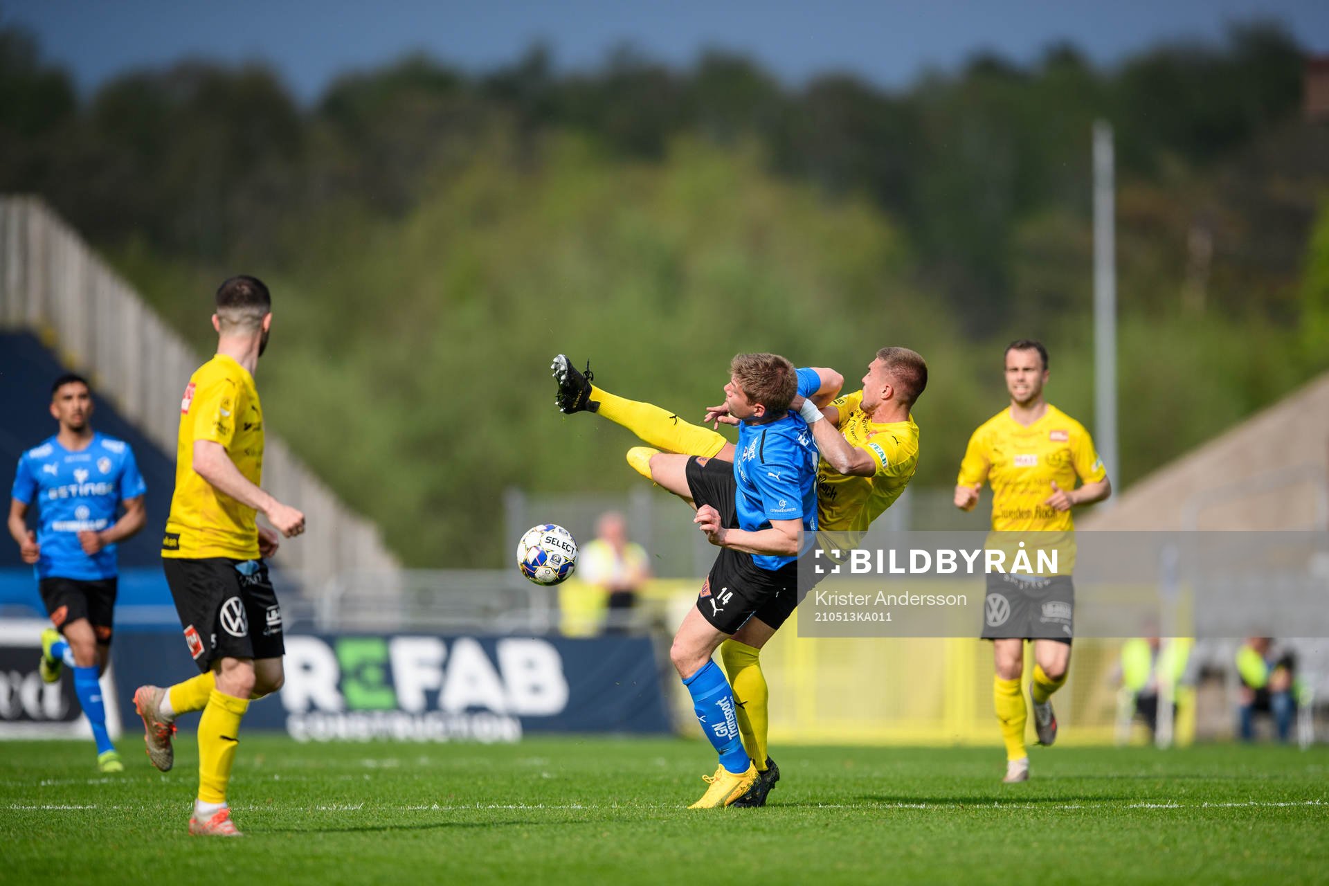 Halmstads Mikael Boman och Mjällbys Ivan Kricak