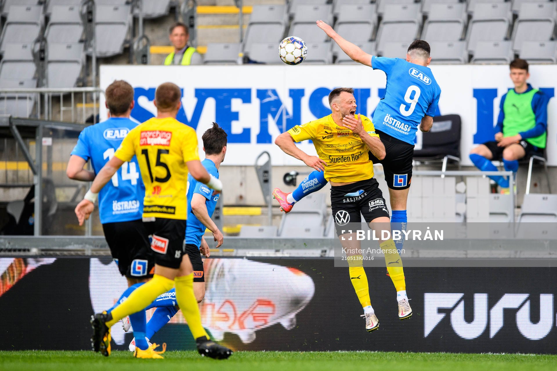 Mjällbys Max Watson i en duell med Halmstads Markus