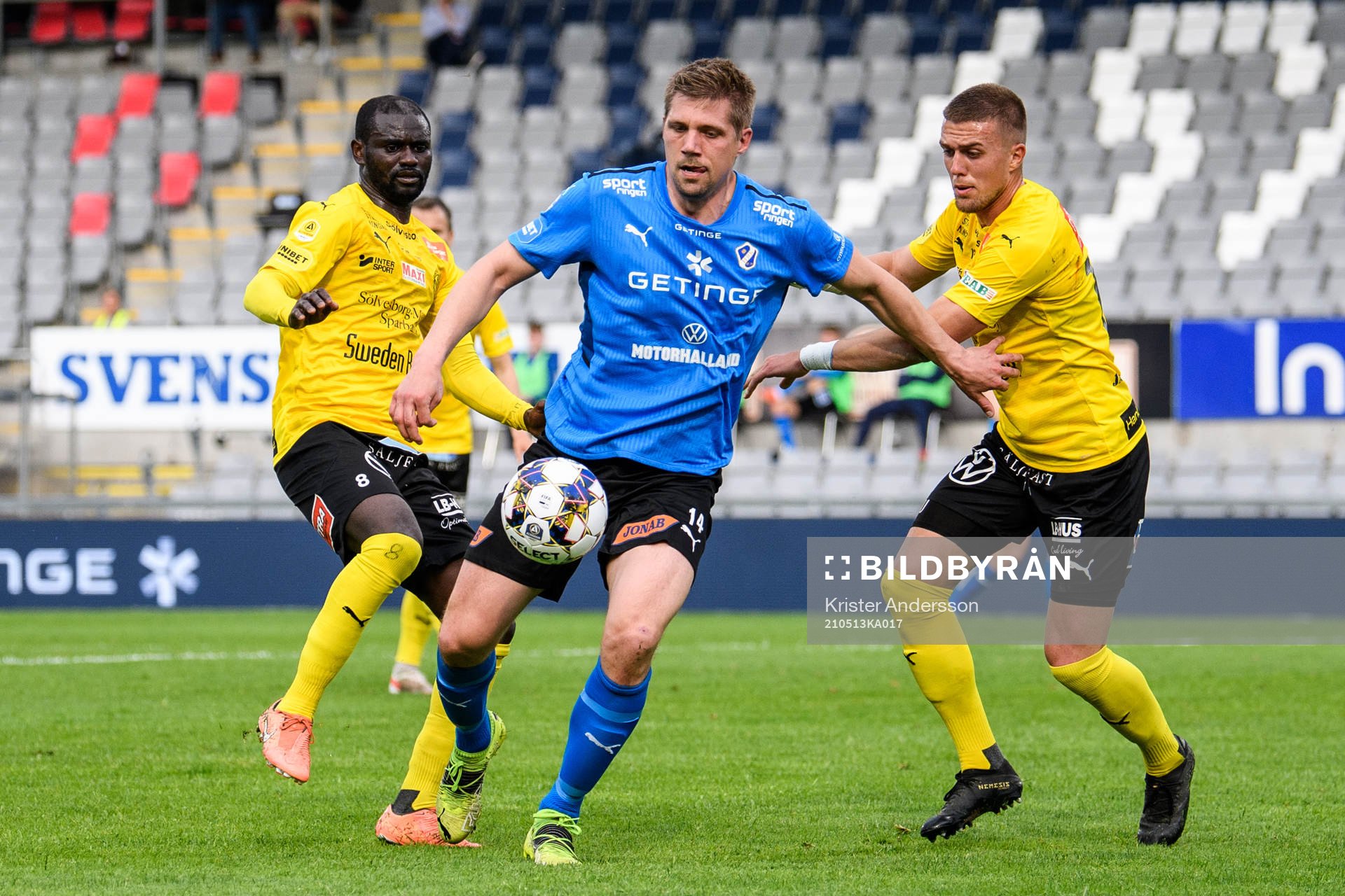 Halmstads Mikael Boman mot Mjällbys Enock Kofi Adu och