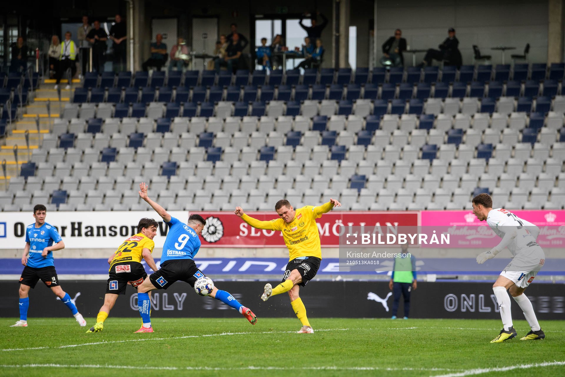Halmstads Markus Antonsson och Mjällbys Jacob Bergström