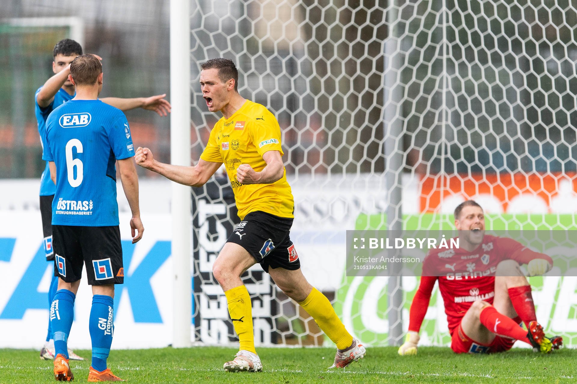 Mjällbys Jacob Bergström jublar efter 1-1 under fotbollsmatchen i Allsvenskan mellan Halmstad och Mjällby den 13 maj 2021 i Halmstad. 