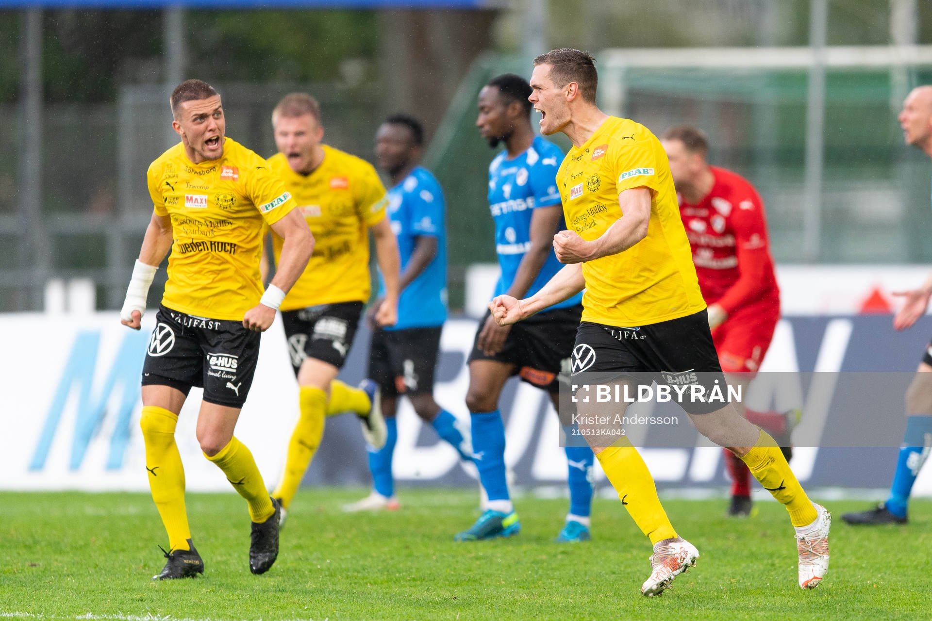 Mjällbys Jacob Bergström (h) jublar med Ivan Kricak (v)