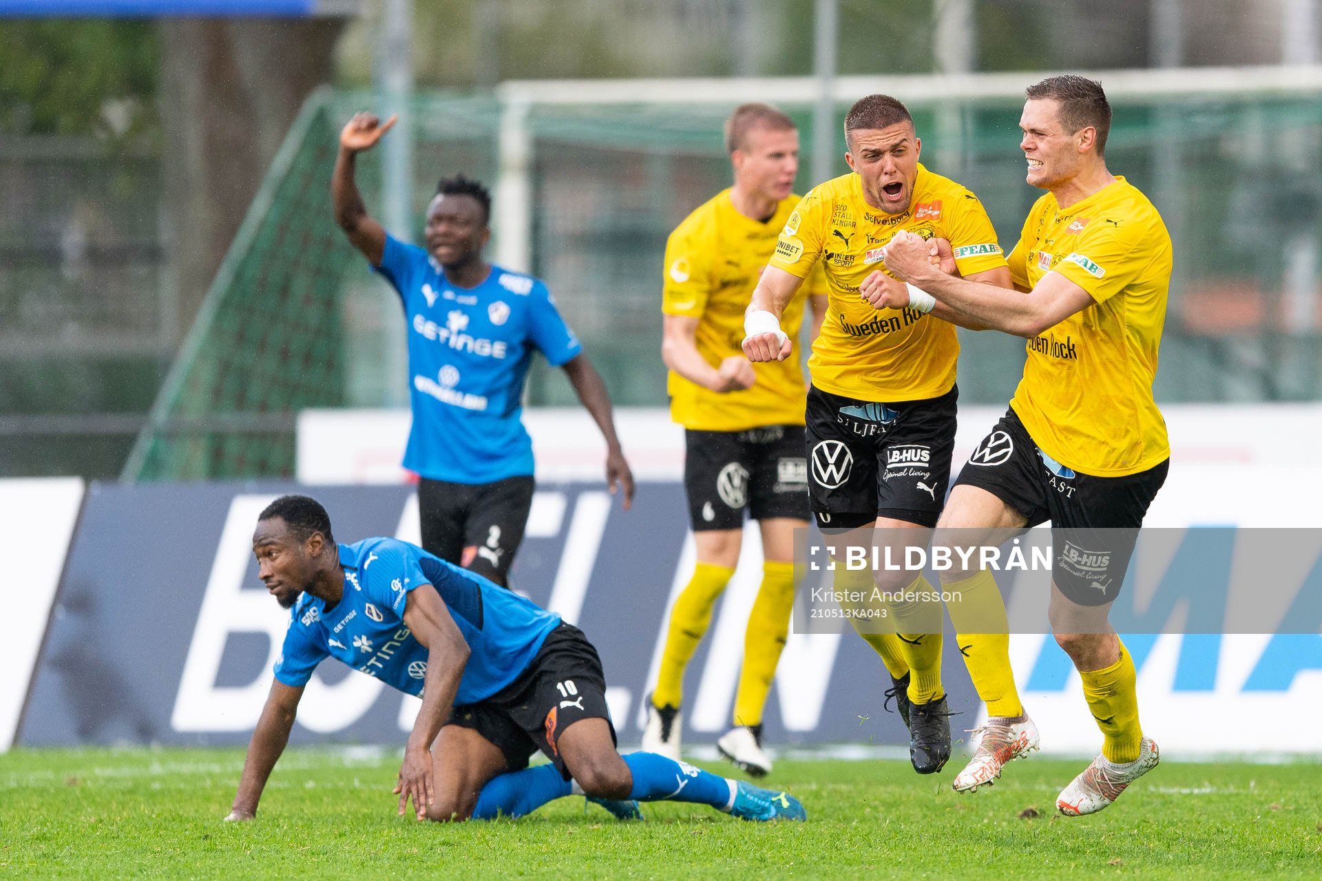 Mjällbys Jacob Bergström (h) jublar med Ivan Kricak (v) efter gjort 1-1 under fotbollsmatchen i Allsvenskan mellan Halmstad och Mjällby den 13 maj 2021 i Halmstad.