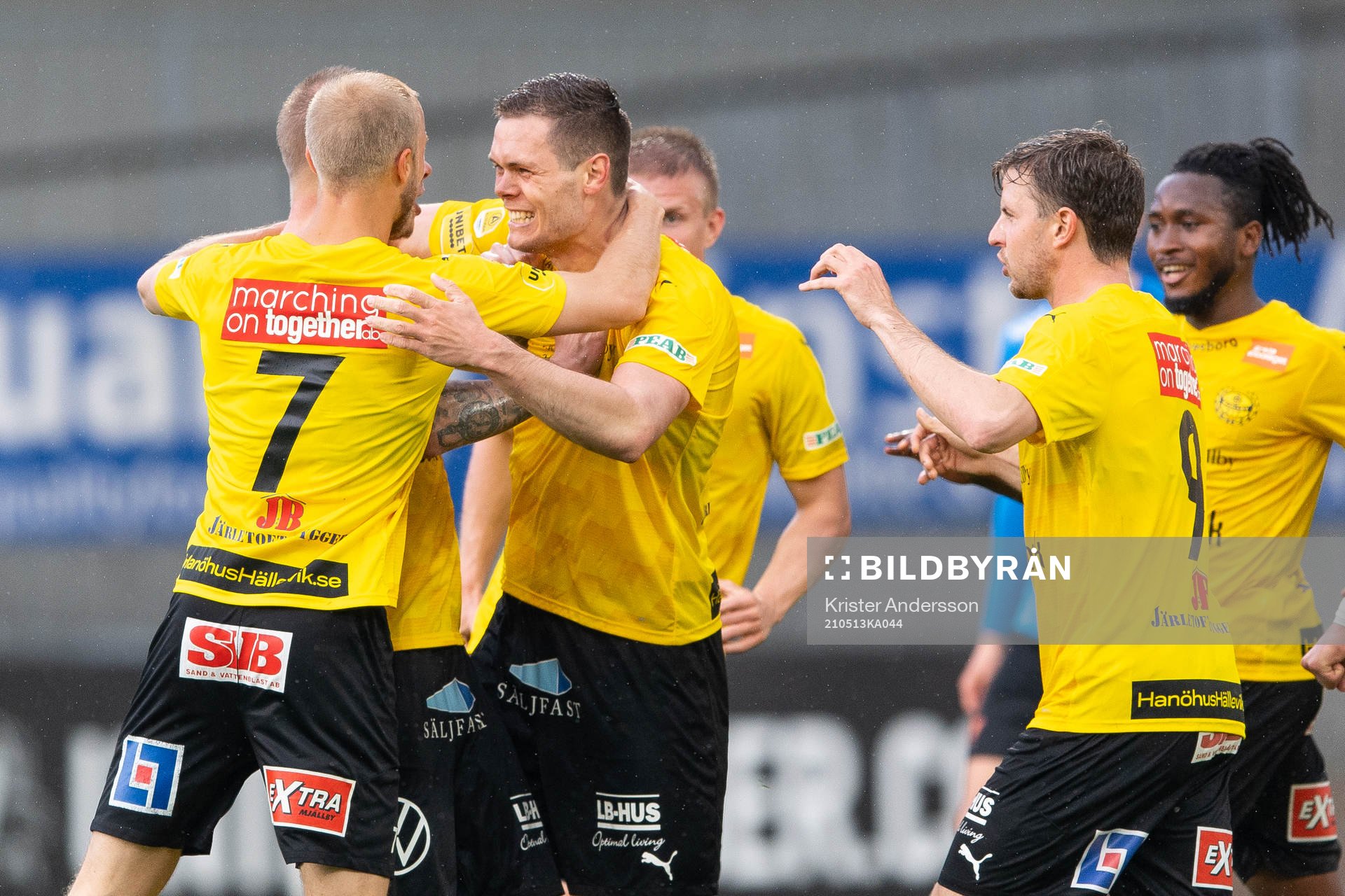 Mjällbys Jacob Bergström jublar med lagkamrater