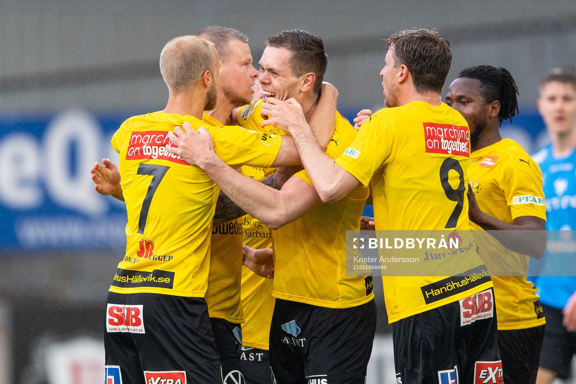 Mjällbys Jacob Bergström jublar med lagkamrater