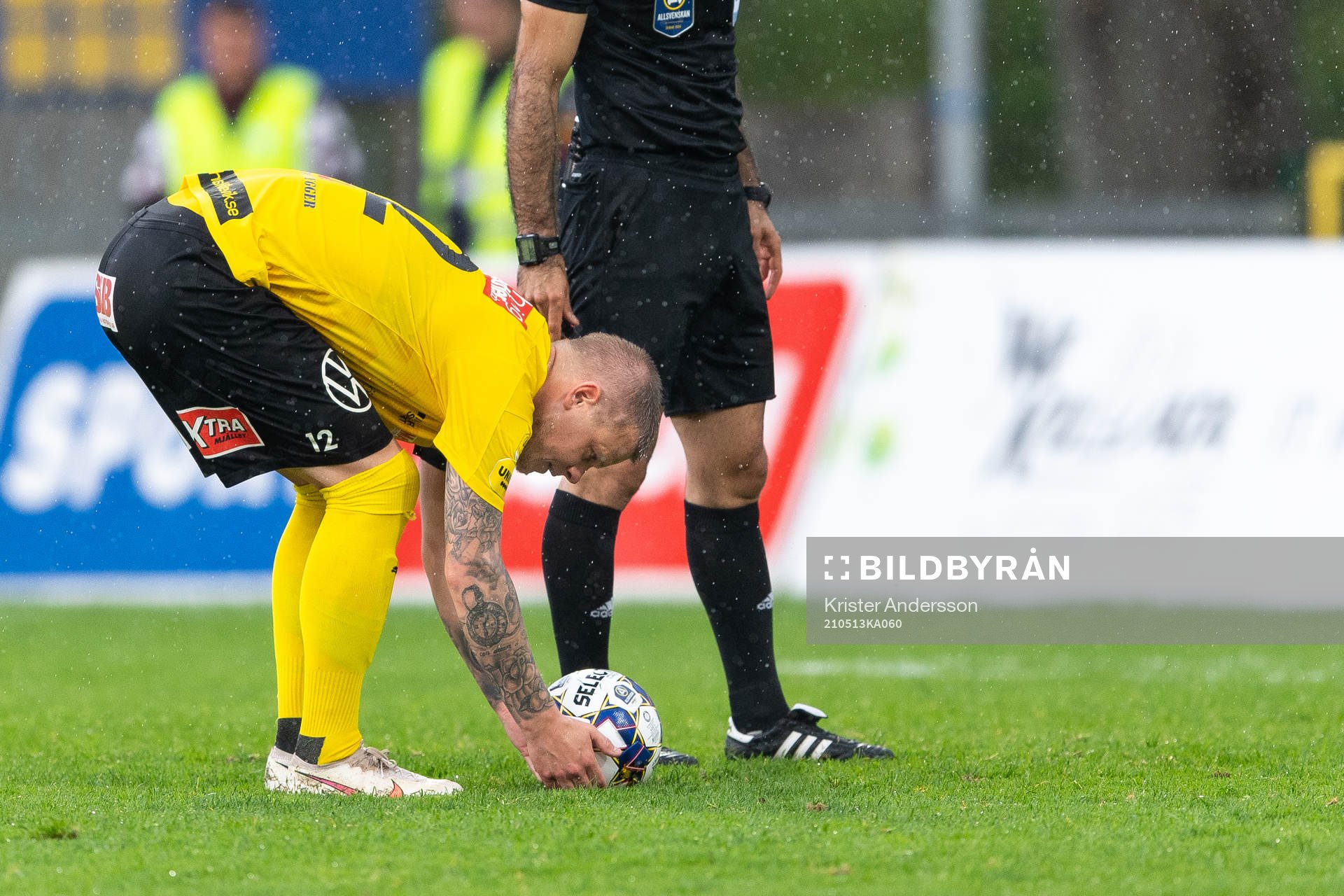 Mjällbys David Löfquist lägger upp bollen för en straff