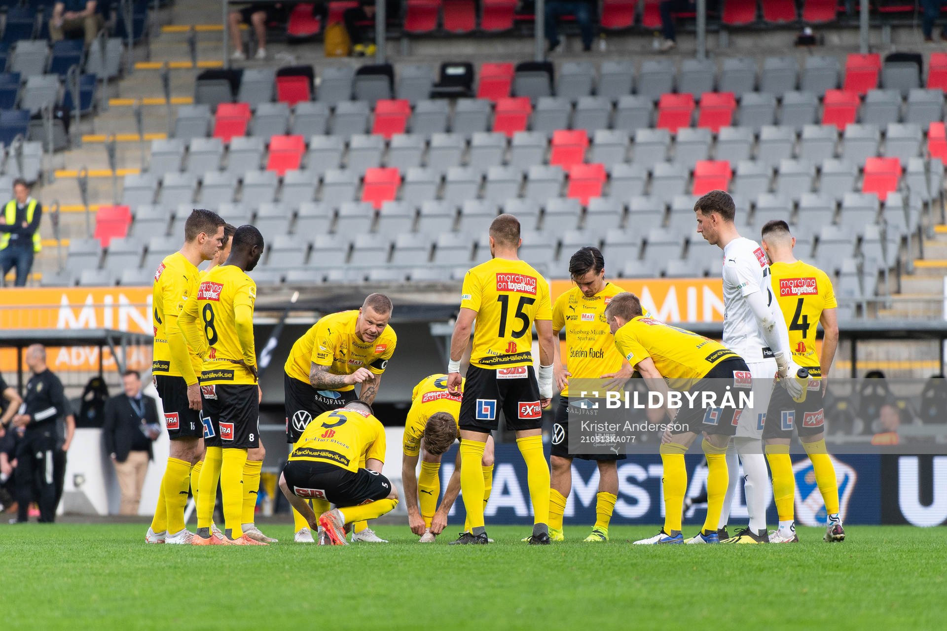Mjällbys spelare samlade före fotbollsmatchen i
