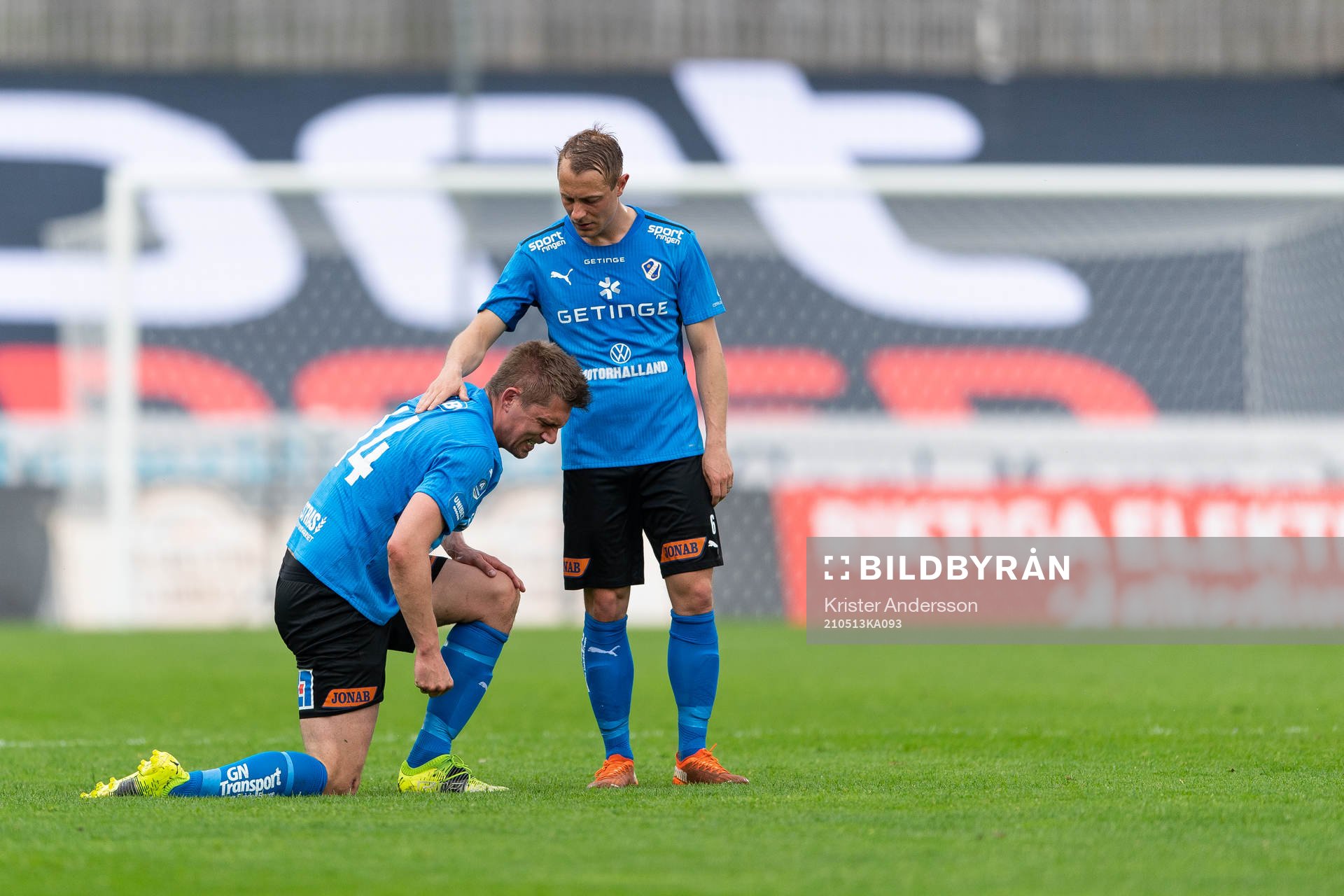 Halmstads Mikael Boman har ont och får hjälp av Joel