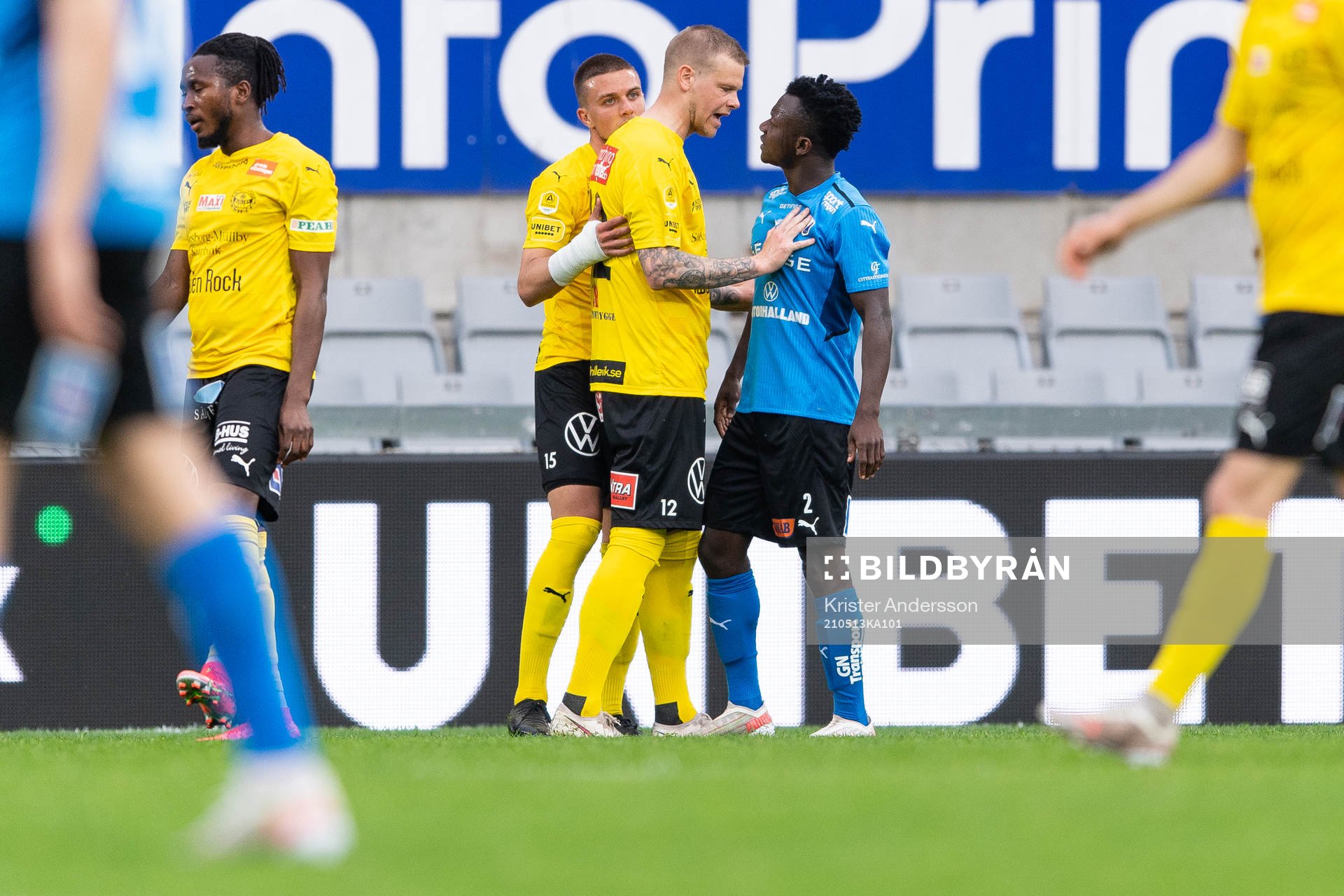 Mjällbys David Löfquist och Halmstads Thomas Boakye