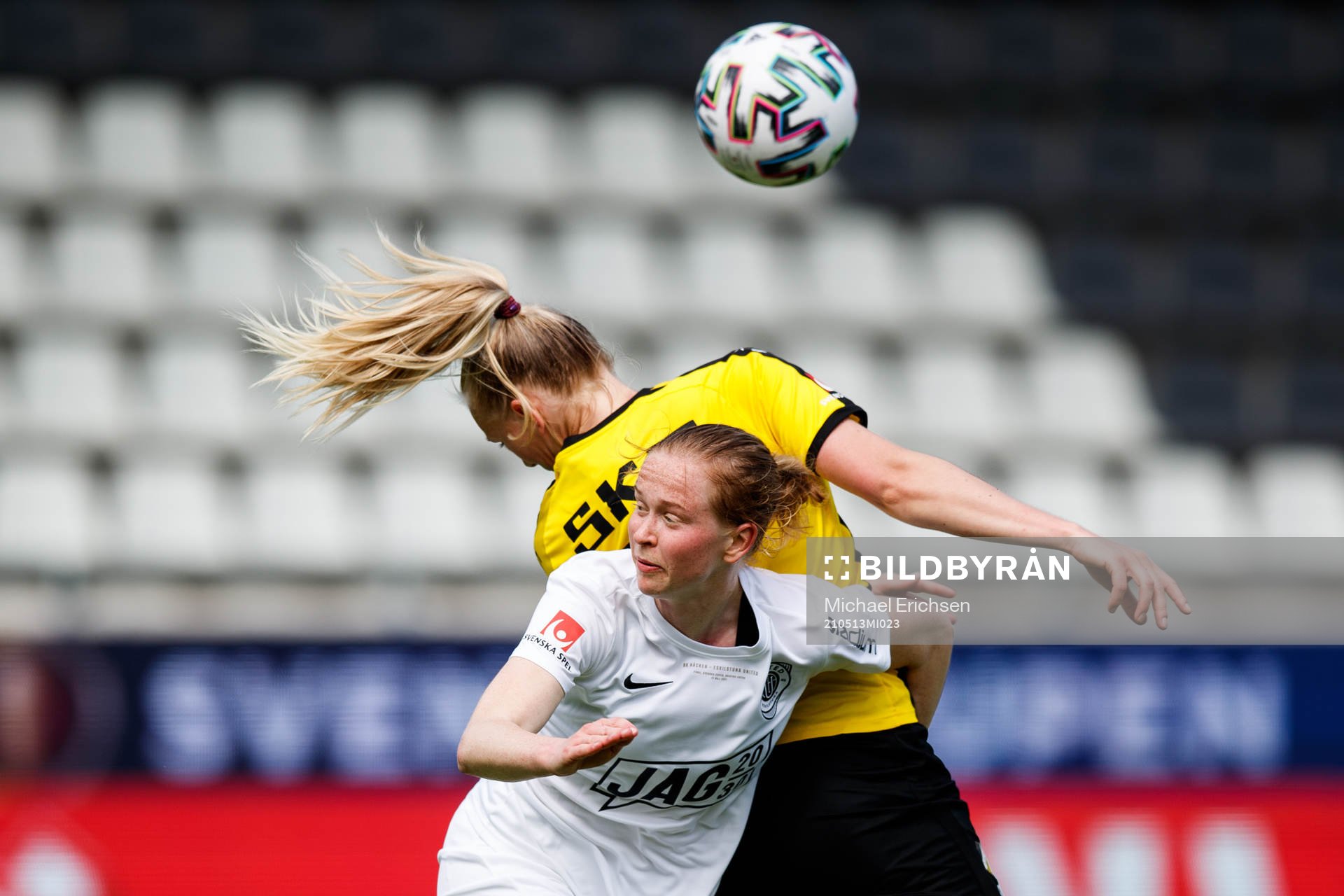 Eskilstunas Emma Östlund och Häckens Stina Blackstenius under finalen i Svenska Cupen mellan Häcken och Eskilstuna United den 13 maj 2021 i Göteborg.