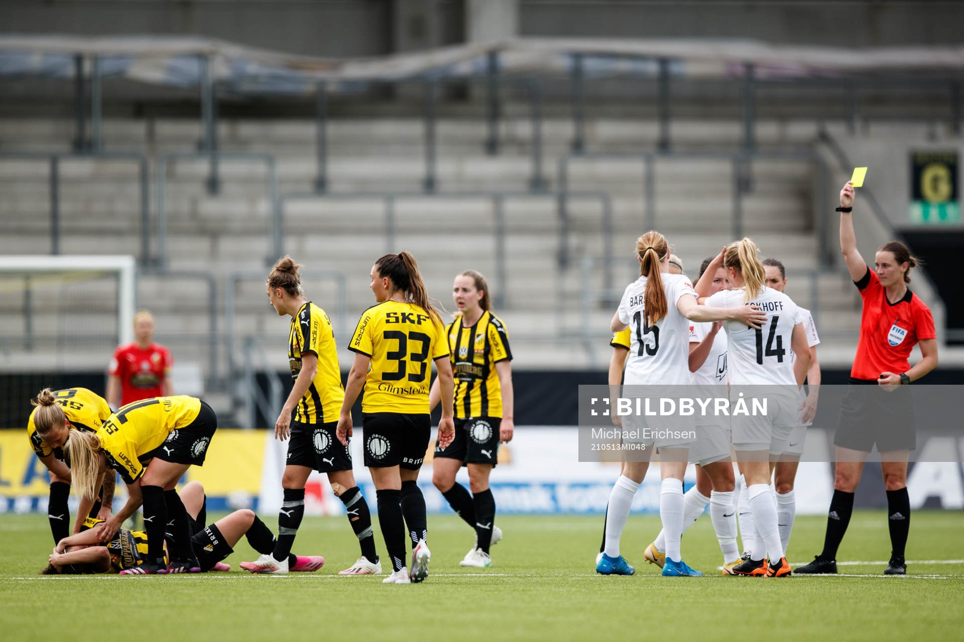 Eskilstunas Noor Ekhoff får ett gult kort av domare Lovisa