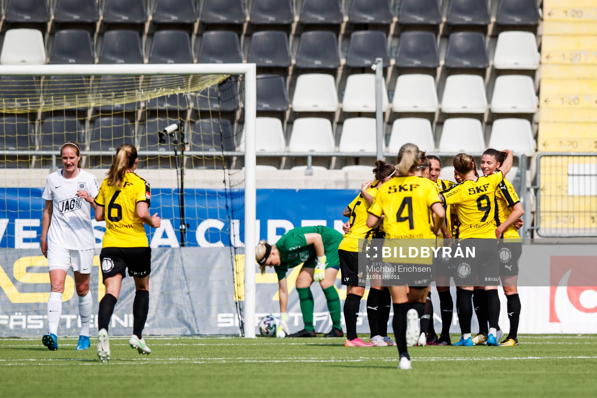 Häckens spelare jublar efter 3-0 av Pauline Hammarlund under finalen i Svenska Cupen mellan Häcken och Eskilstuna United den 13 maj 2021 i Göteborg.