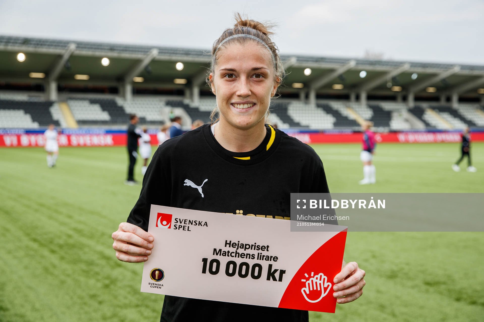 Häckens Filippa Angeldahl poserar med priset för matchens