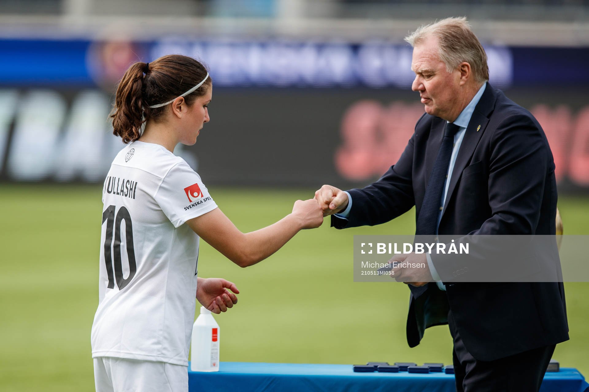 Eskilstunas Loreta Kullashi tar emot en medalj av