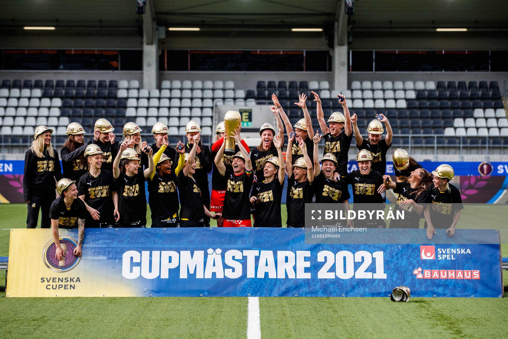 Häckens spelare jublar med Susanne Erlandssons pokal