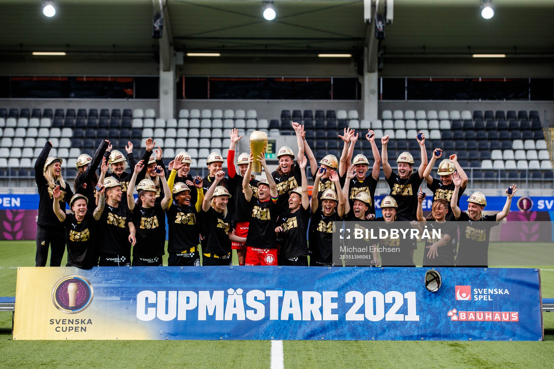 Häckens målvakt Jennifer Falk lyfter Susanne Erlandssons