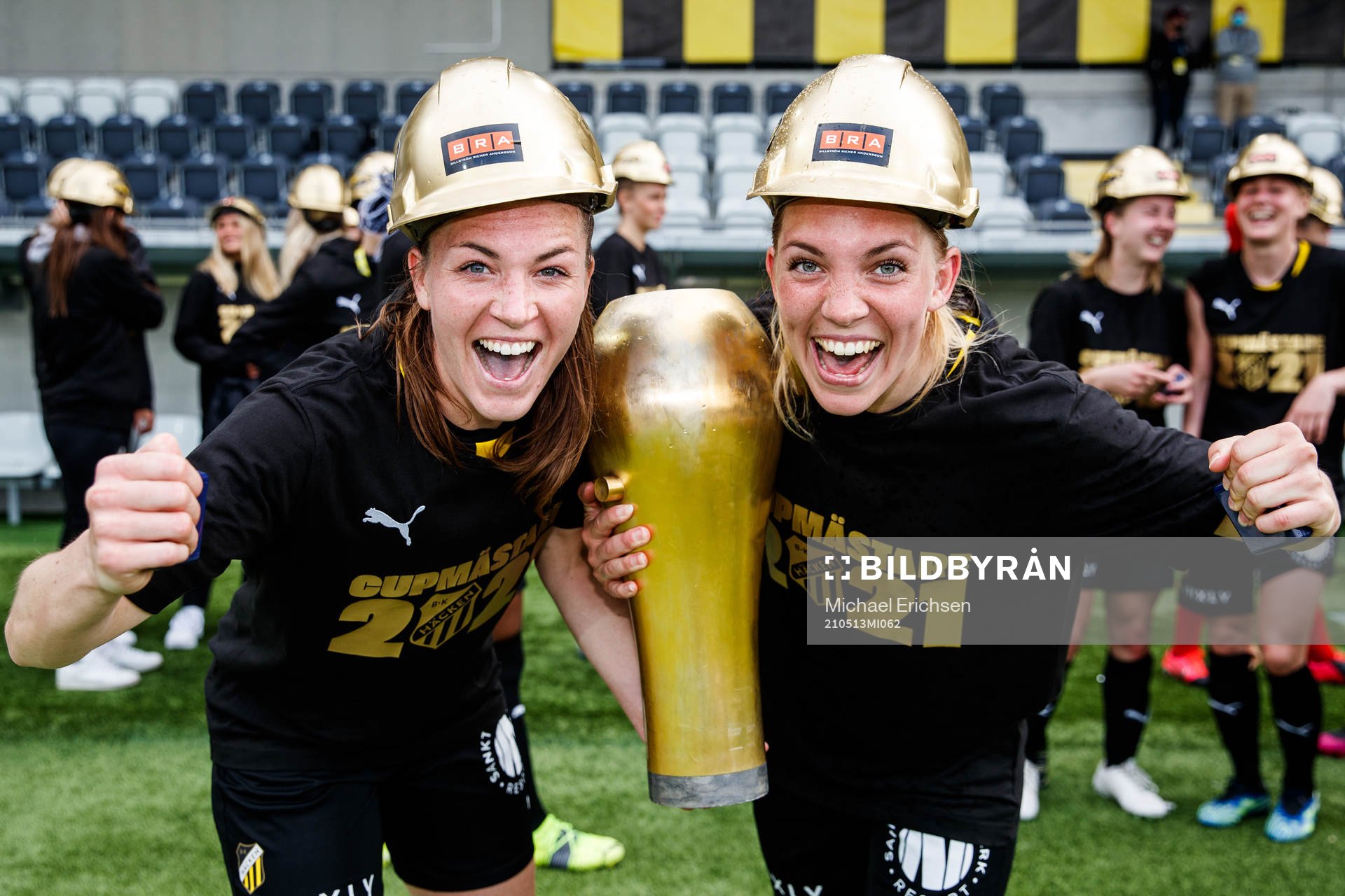 Häckens Pauline Hammarlund och Elin Rubensson jublar med