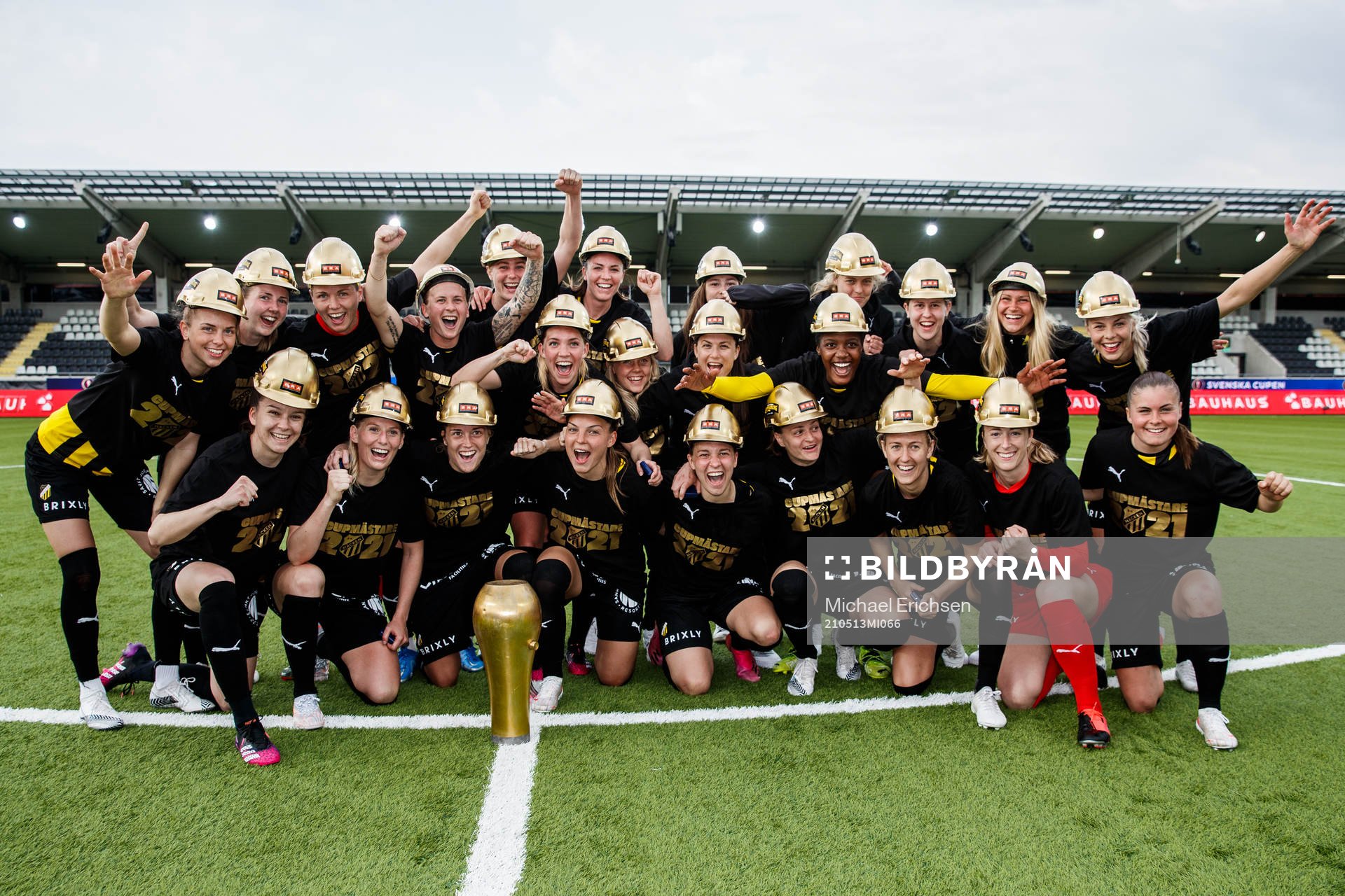 Häckens spelare jublar med Susanne Erlandssons pokal