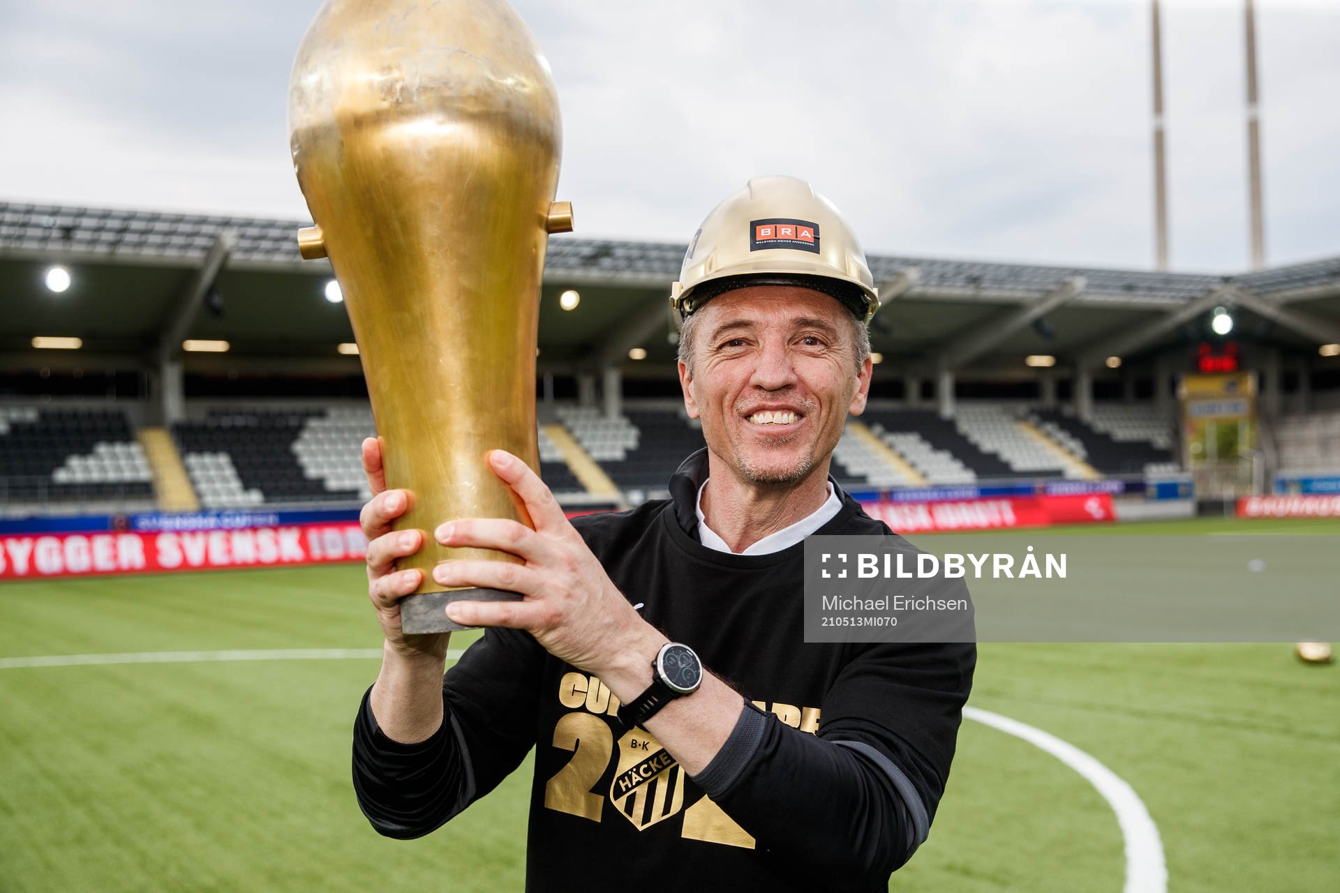 Häckens tränare Mats Gren jublar tillsammans med Susanne Erlandssons pokal efter finalen i Svenska Cupen mellan Häcken och Eskilstuna United den 13 maj 2021 i Göteborg.