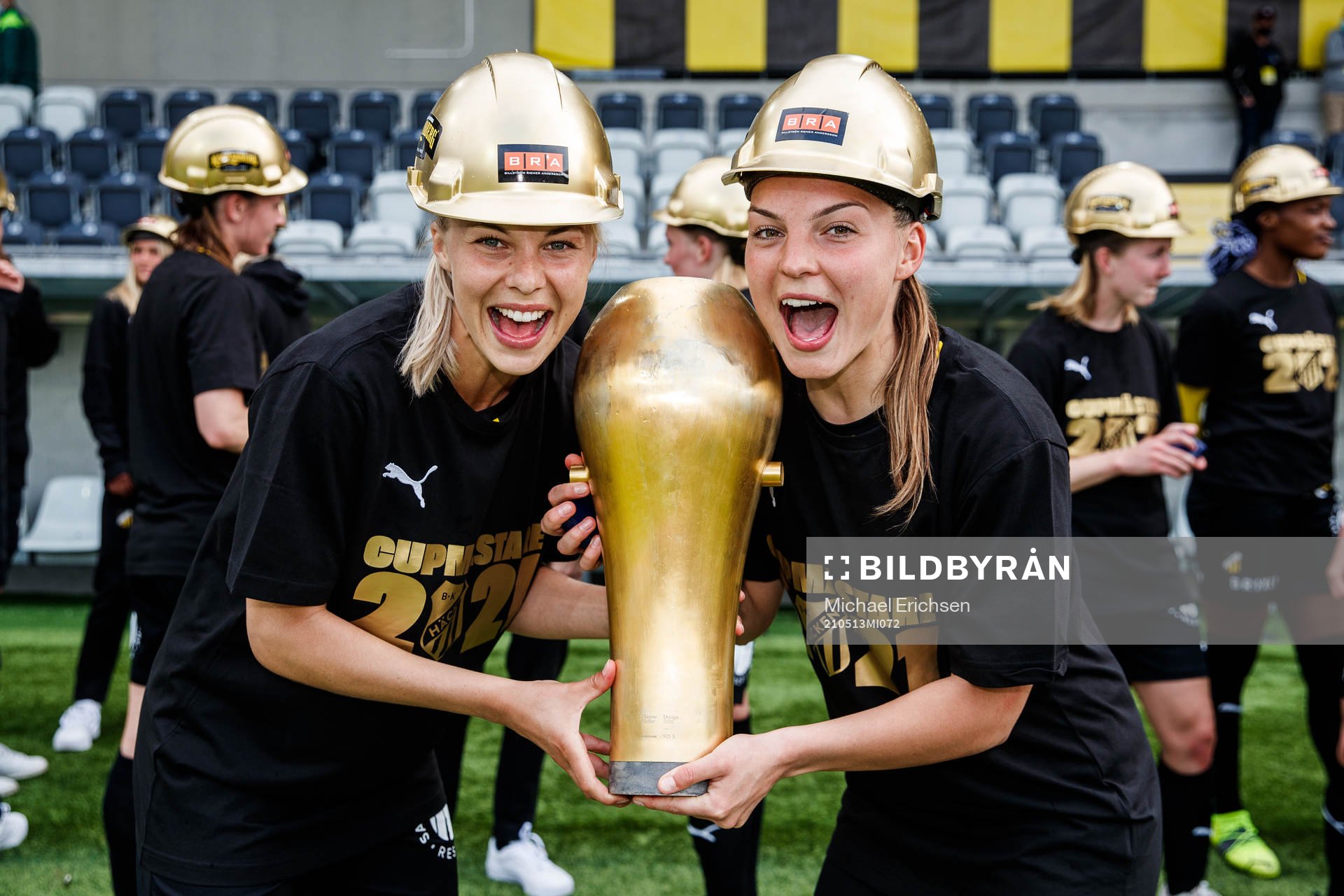 Häckens Lotta Ökvist och Johanna Rytting Kaneryd jublar