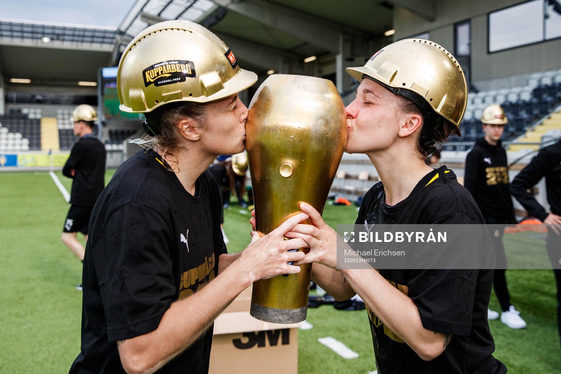Häckens Filippa Angeldahl och Julia Zigiotti Olme jublar