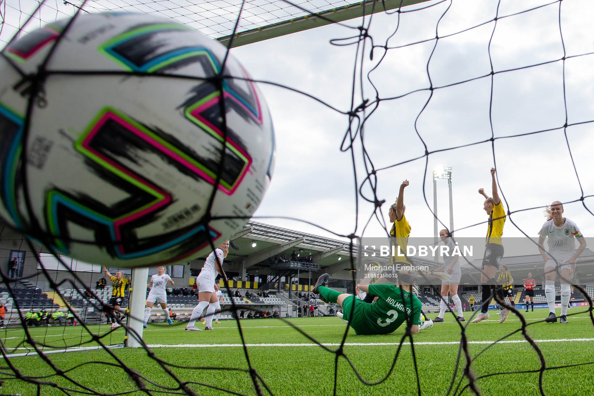 Häckens Filippa Angeldahl skjuter 1-0 bakom Eskilstunas