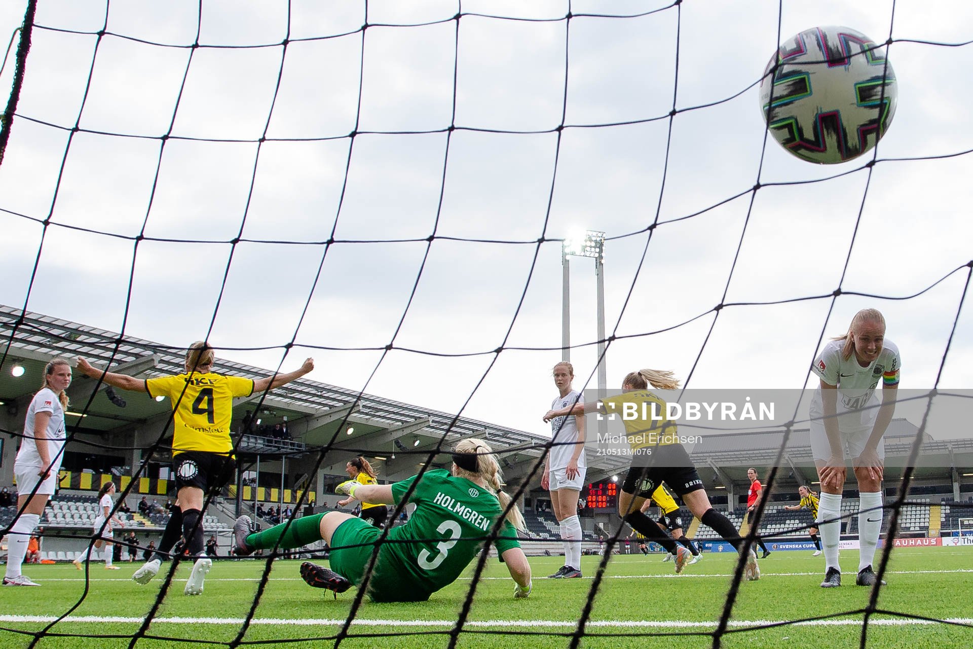 Häckens Filippa Angeldahl skjuter 1-0 bakom Eskilstunas
