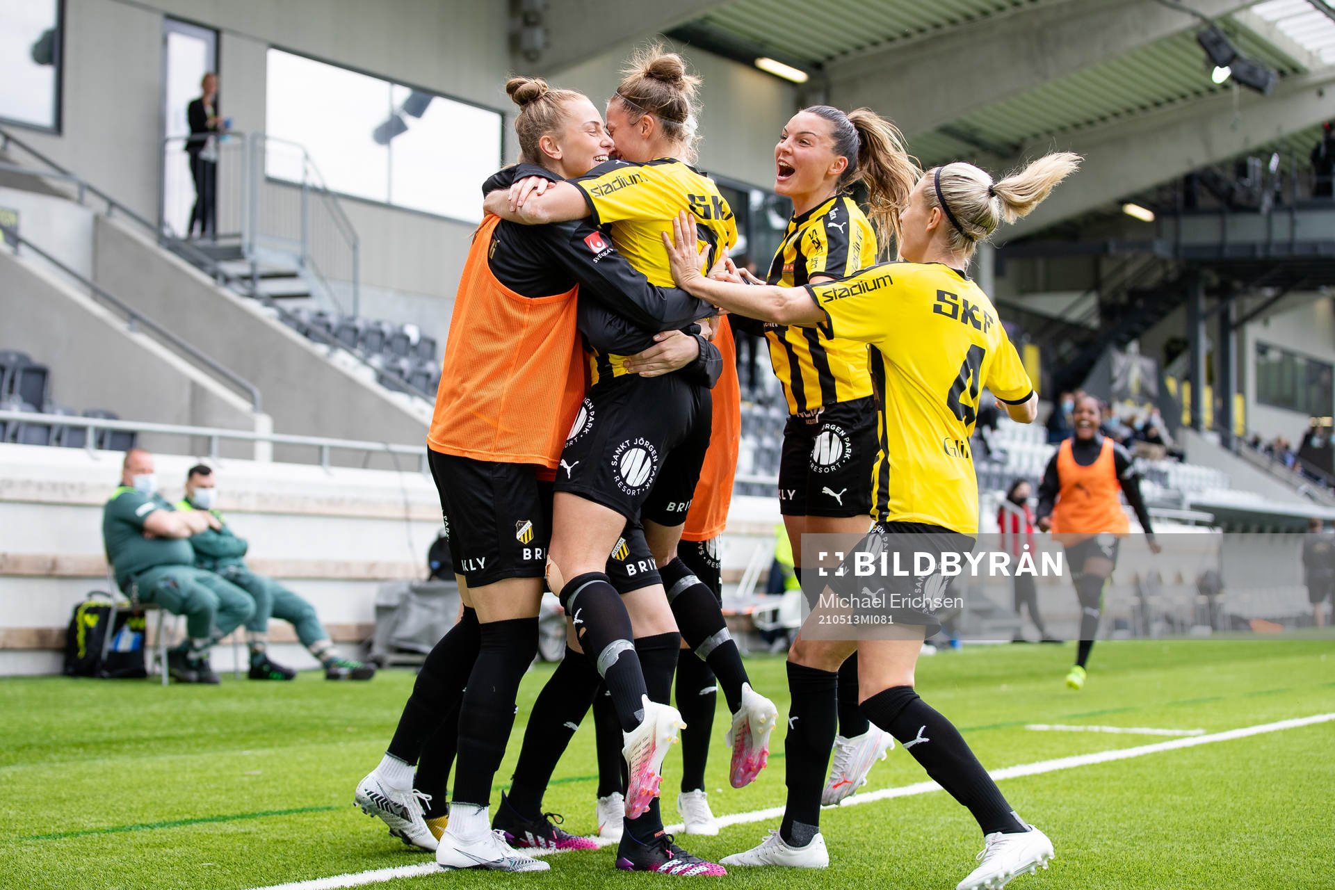 Häckens Filippa Angeldahl jublar med lagkamrater
