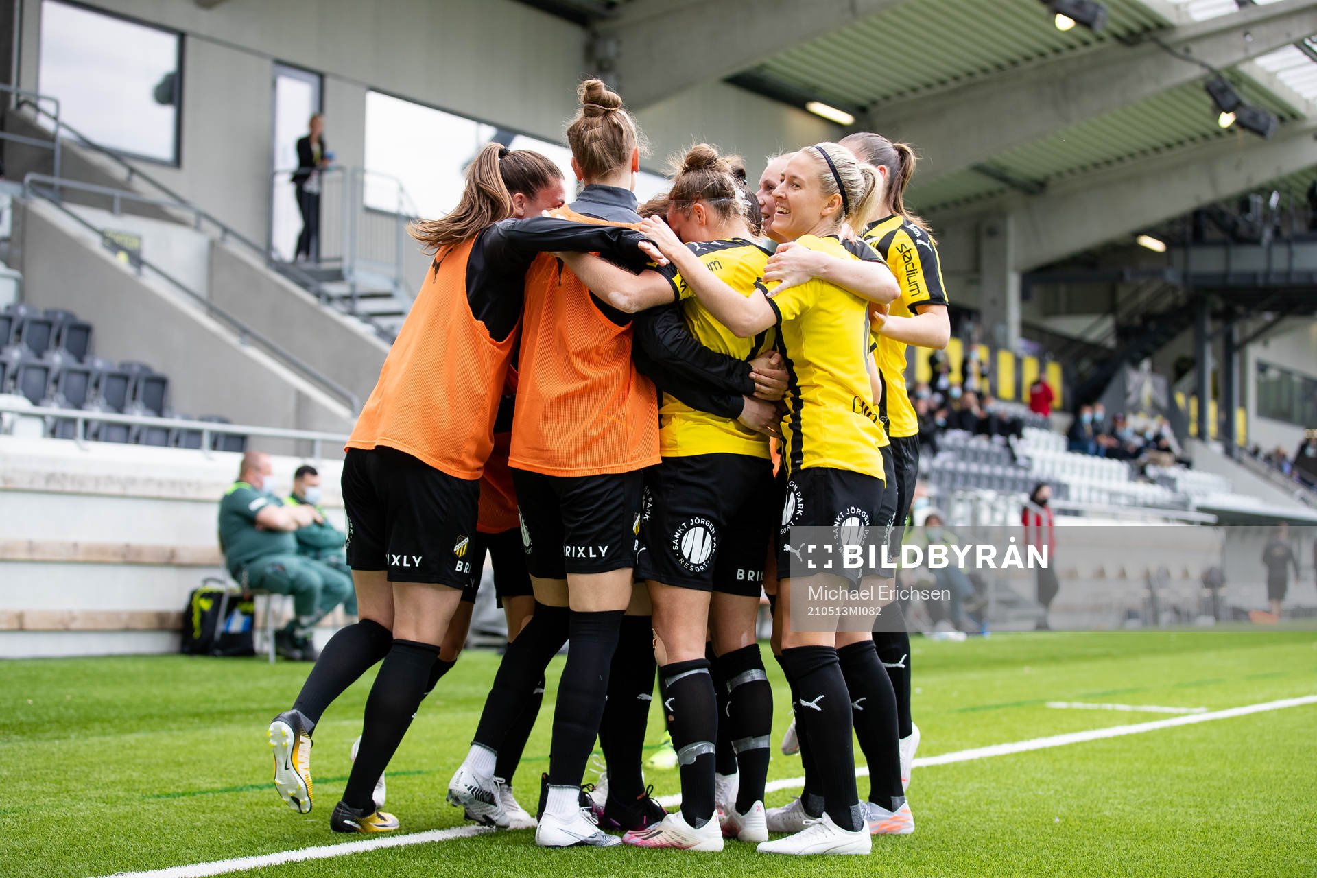 Häckens Filippa Angeldahl jublar med lagkamrater efter 1-0 under finalen i Svenska Cupen mellan Häcken och Eskilstuna United den 13 maj 2021 i Göteborg.