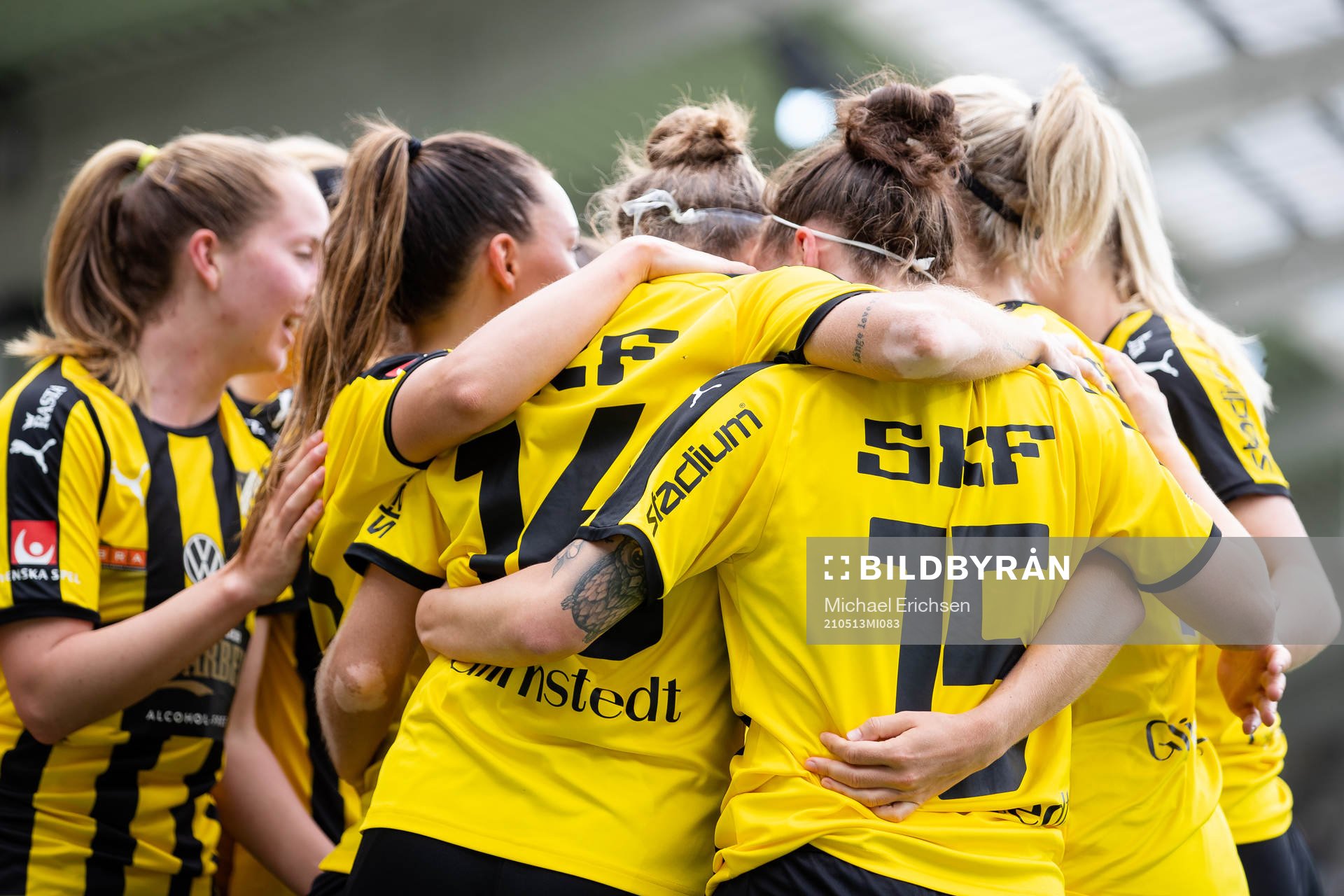 Häckens Filippa Angeldahl jublar med lagkamrater