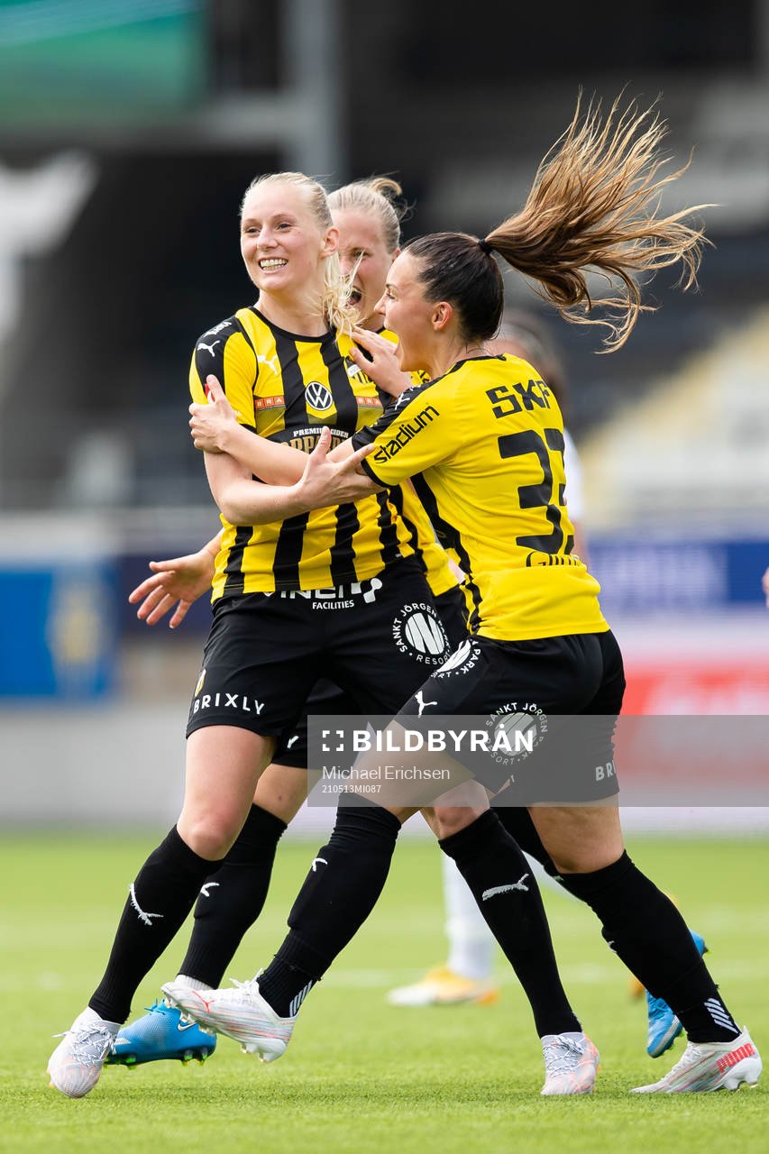 Häckens Stina Blackstenius jublar ihop med Johanna Rytting